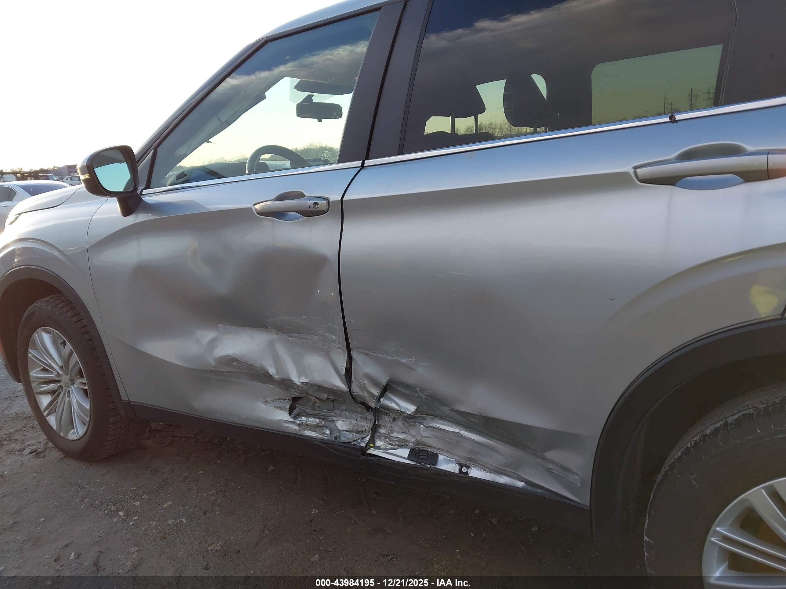 MITSUBISHI OUTLANDER image 6