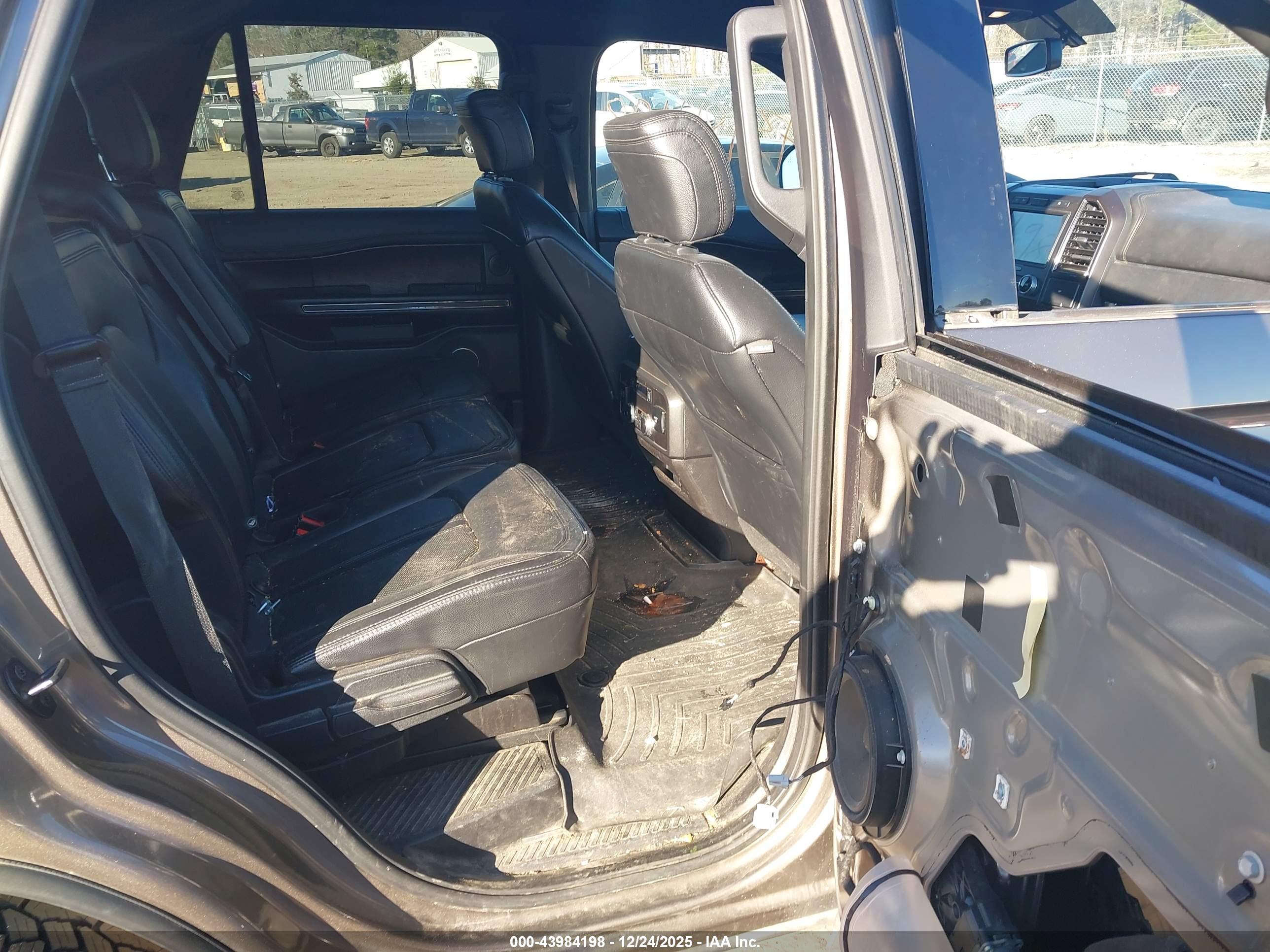 FORD EXPEDITION image 8