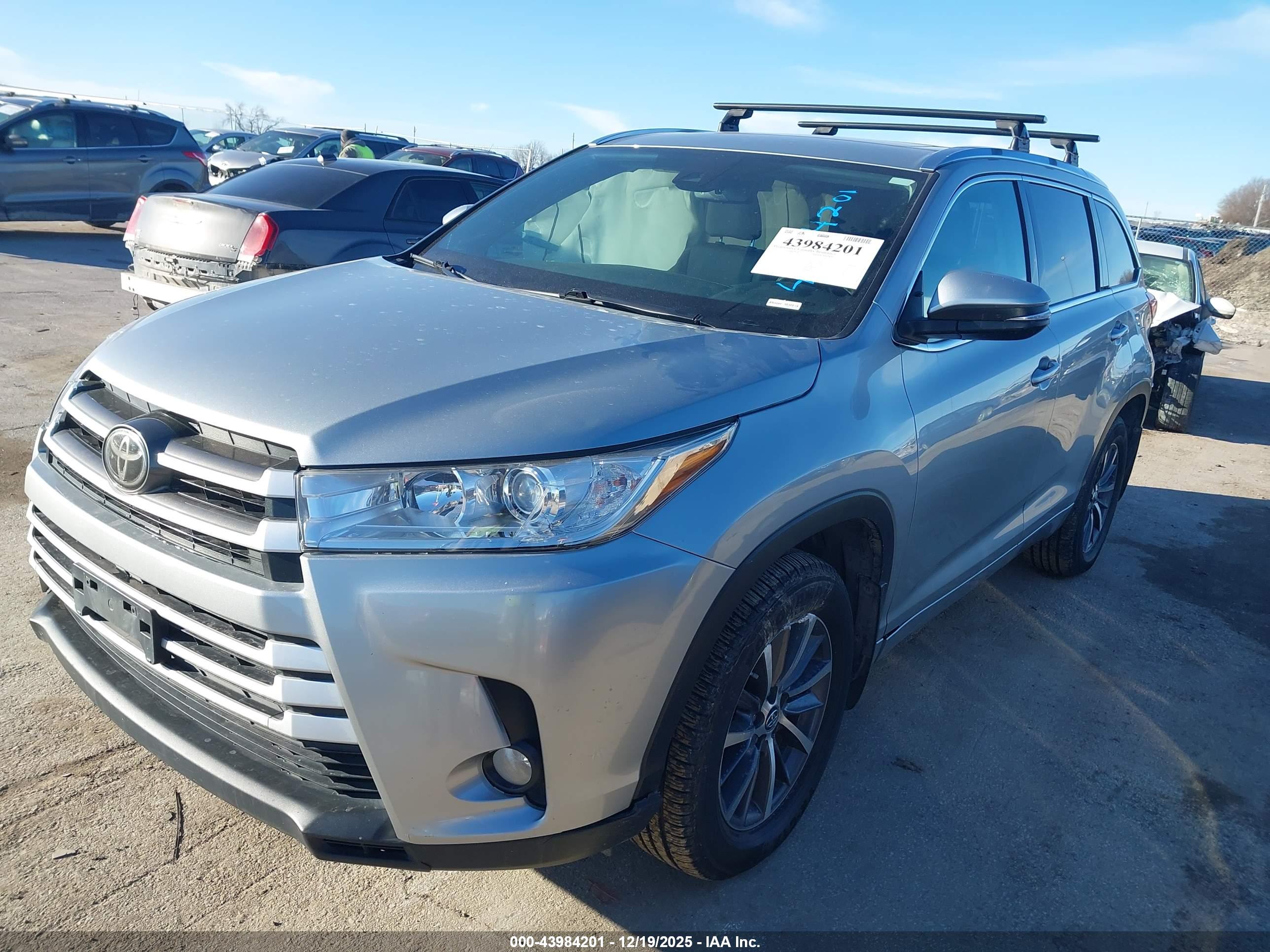 TOYOTA HIGHLANDER image 2