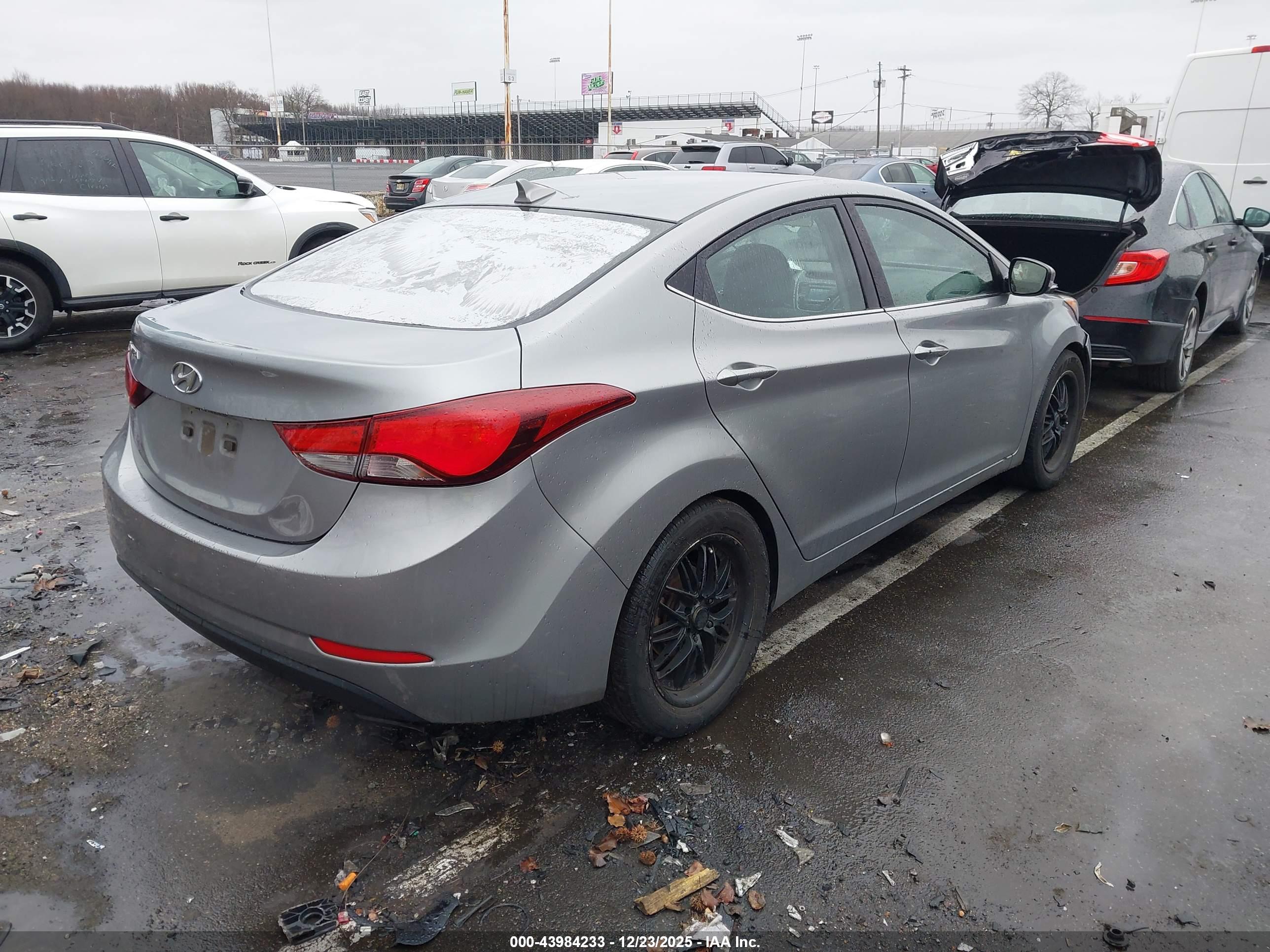 HYUNDAI ELANTRA image 4