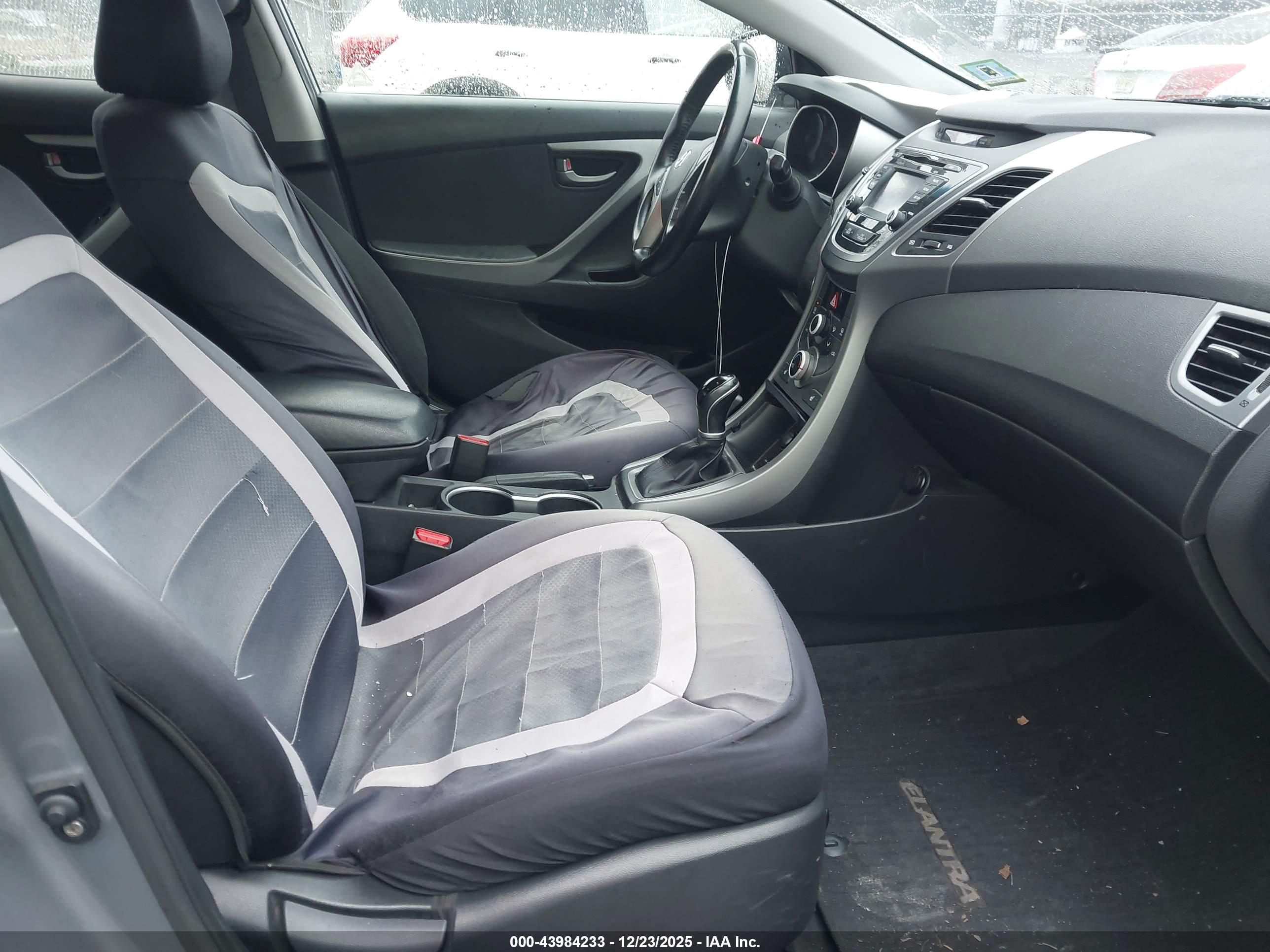 HYUNDAI ELANTRA image 5