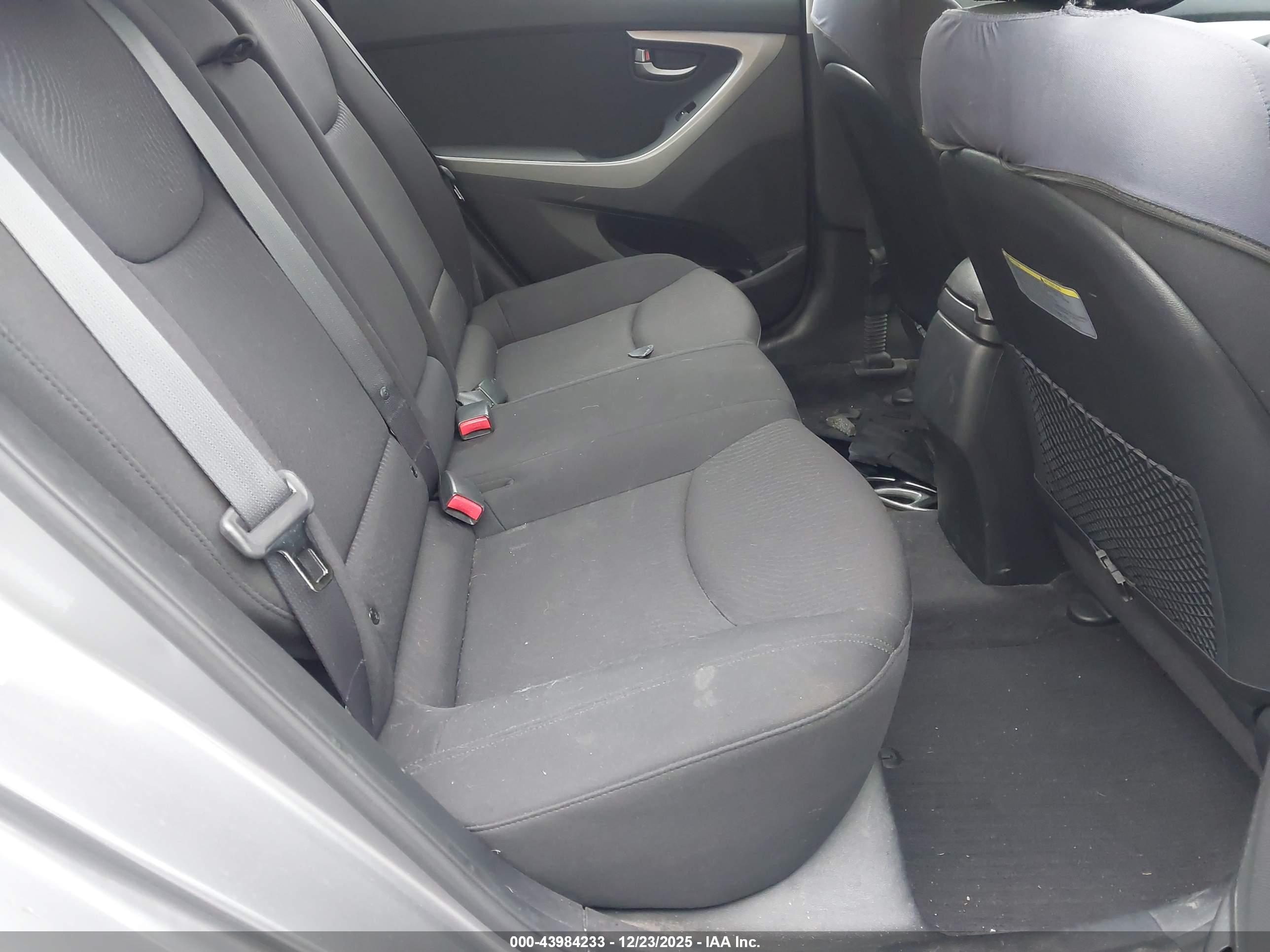 HYUNDAI ELANTRA image 8