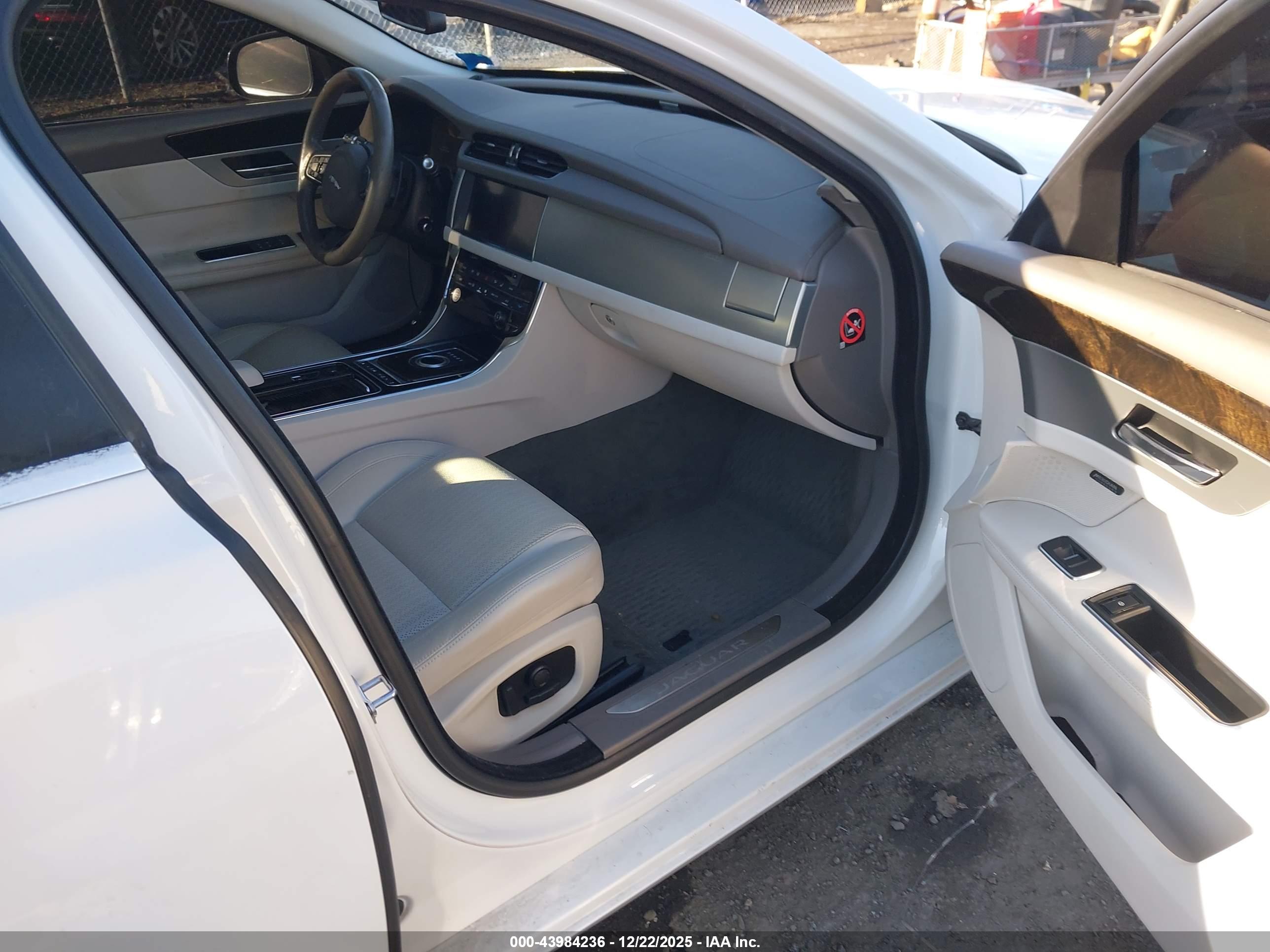 JAGUAR XF image 5