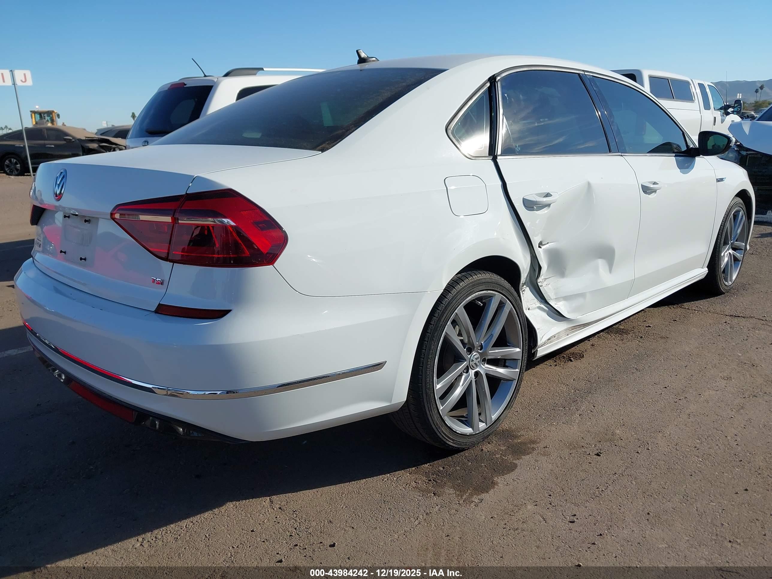 VOLKSWAGEN PASSAT image 4