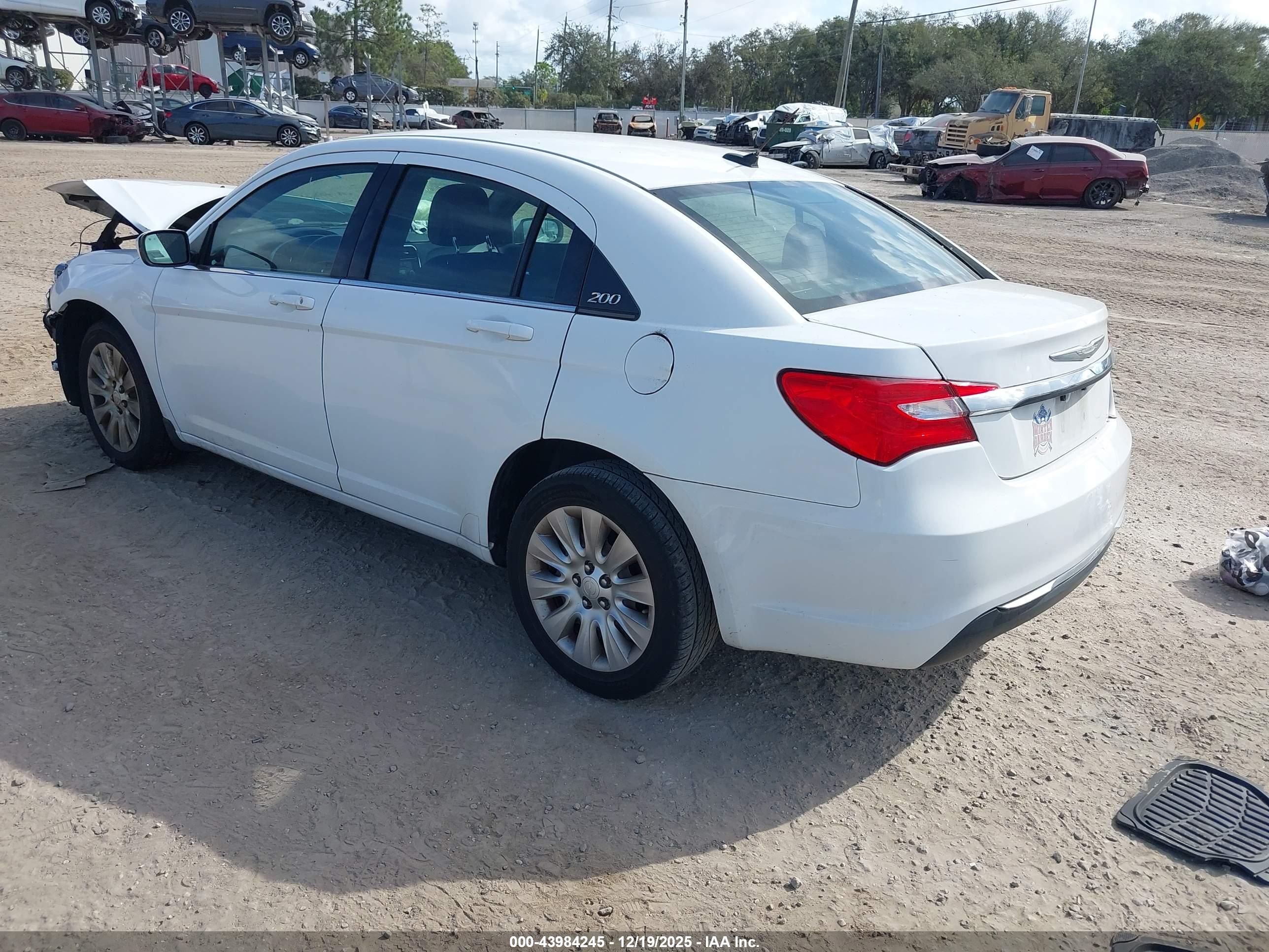 CHRYSLER 200 image 3