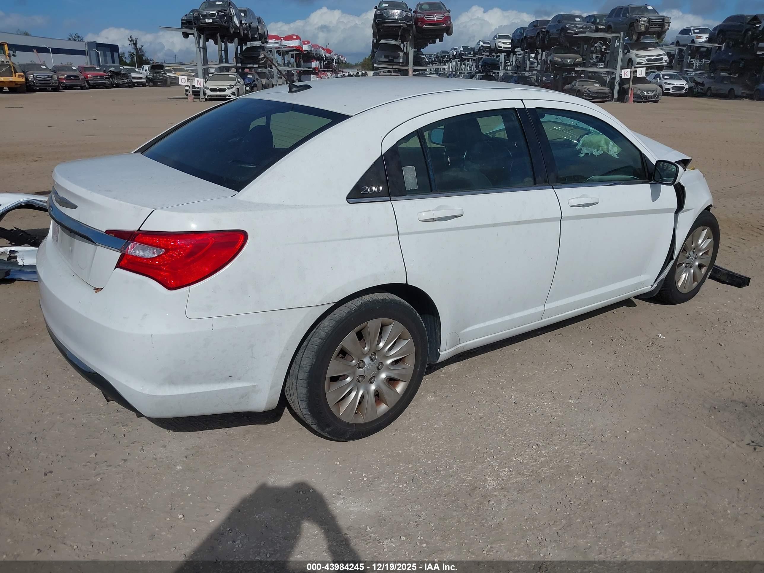 CHRYSLER 200 image 4