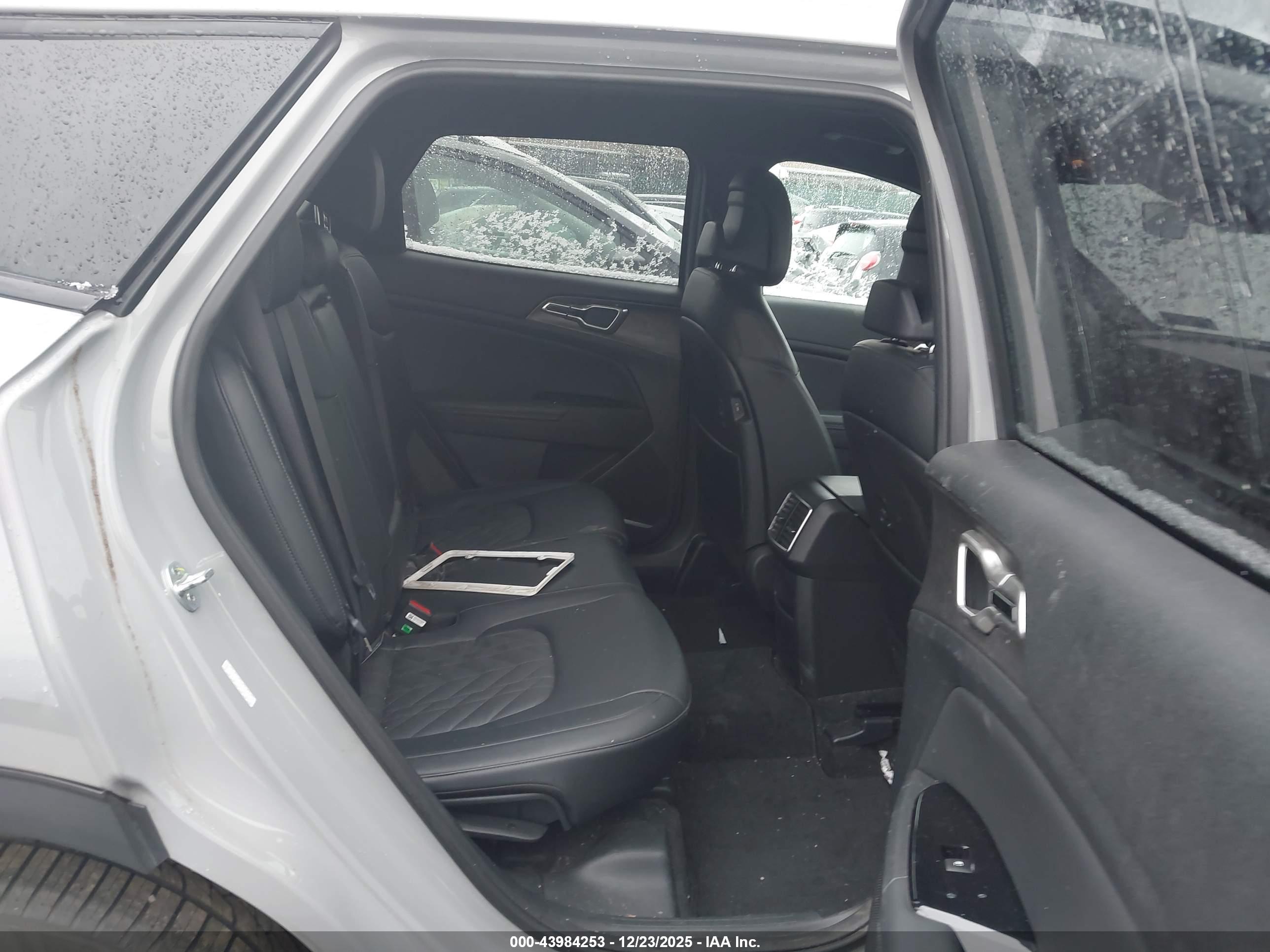 KIA SPORTAGE image 8