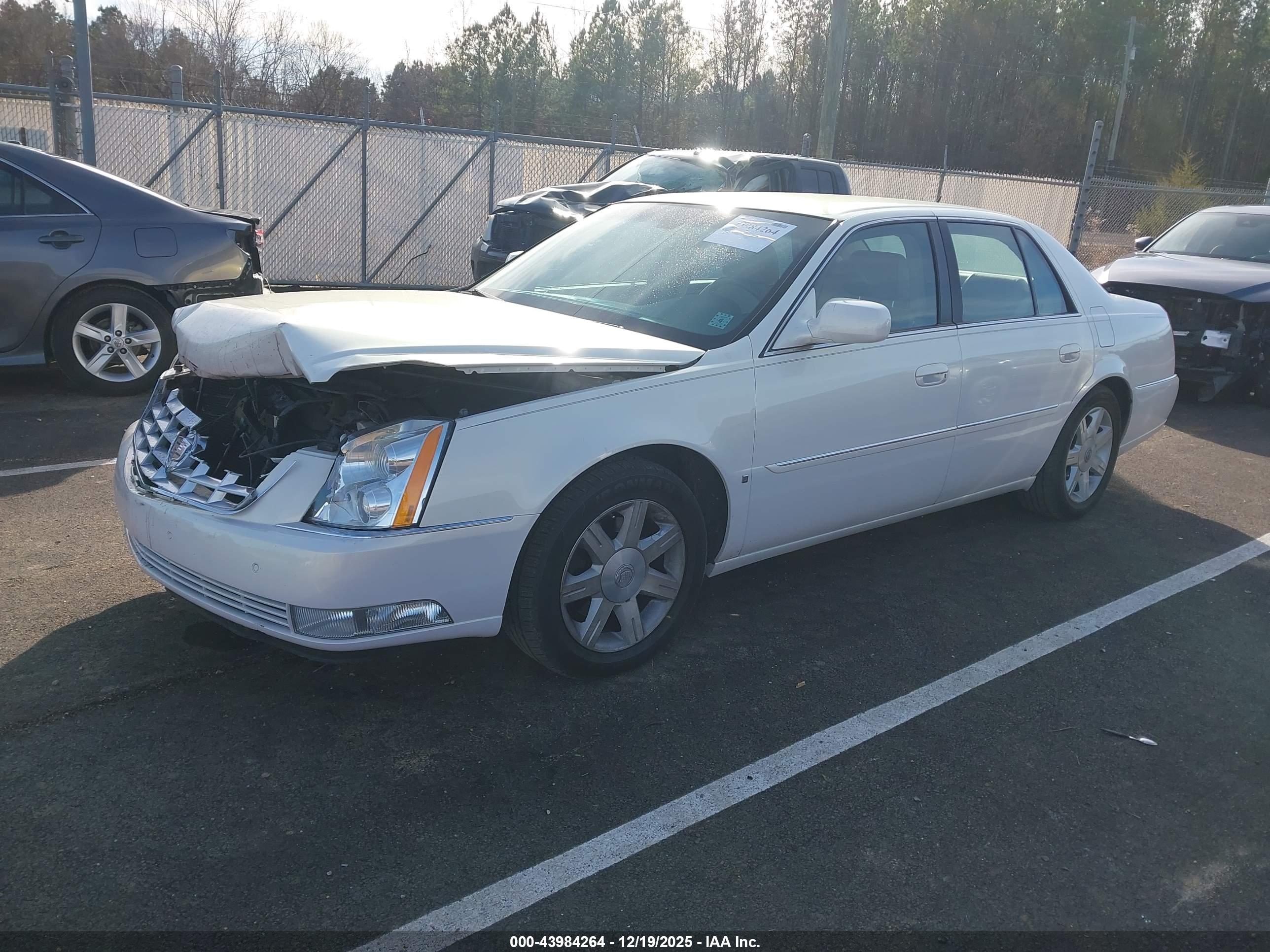 CADILLAC DTS image 2