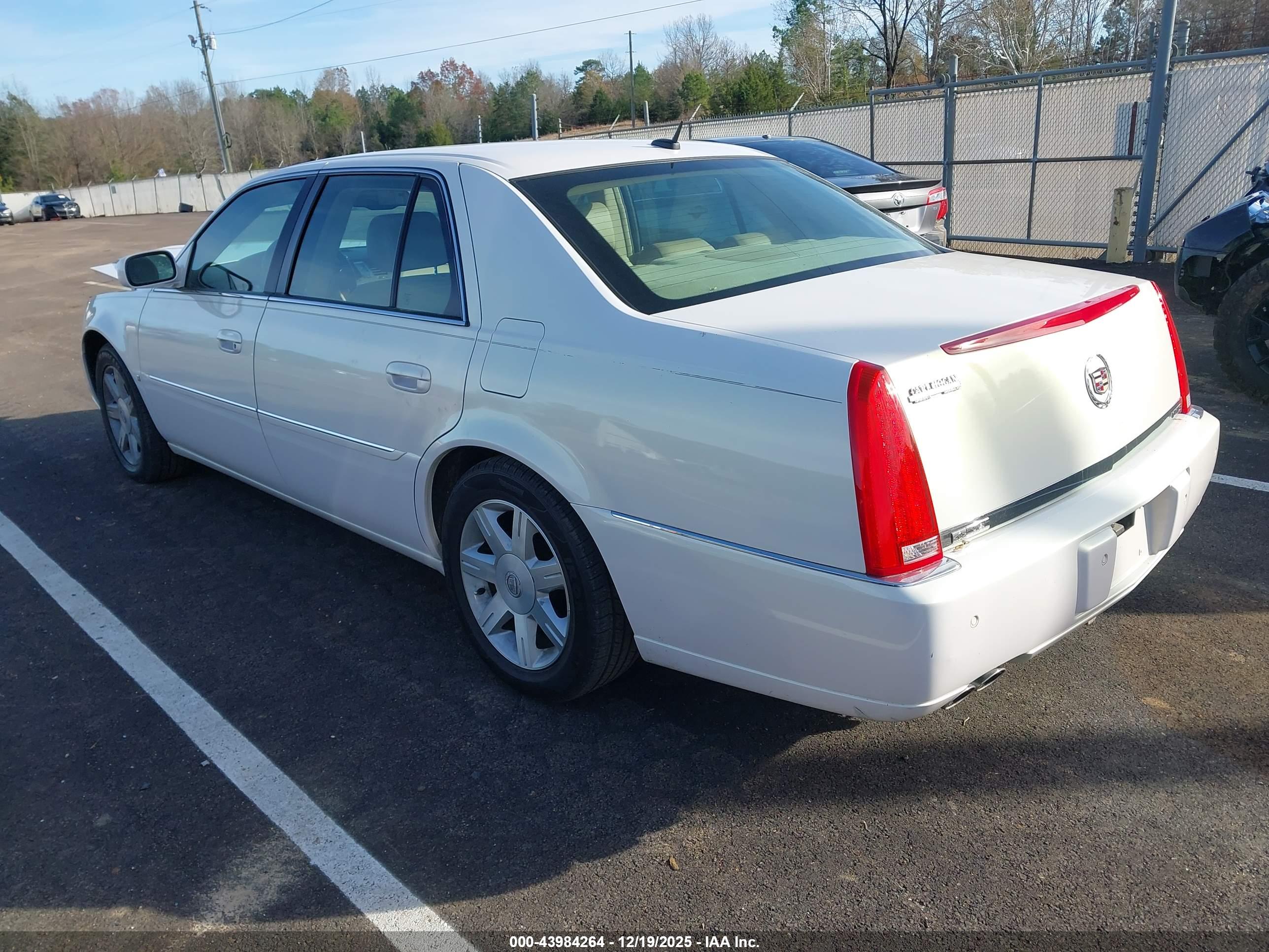 CADILLAC DTS image 3
