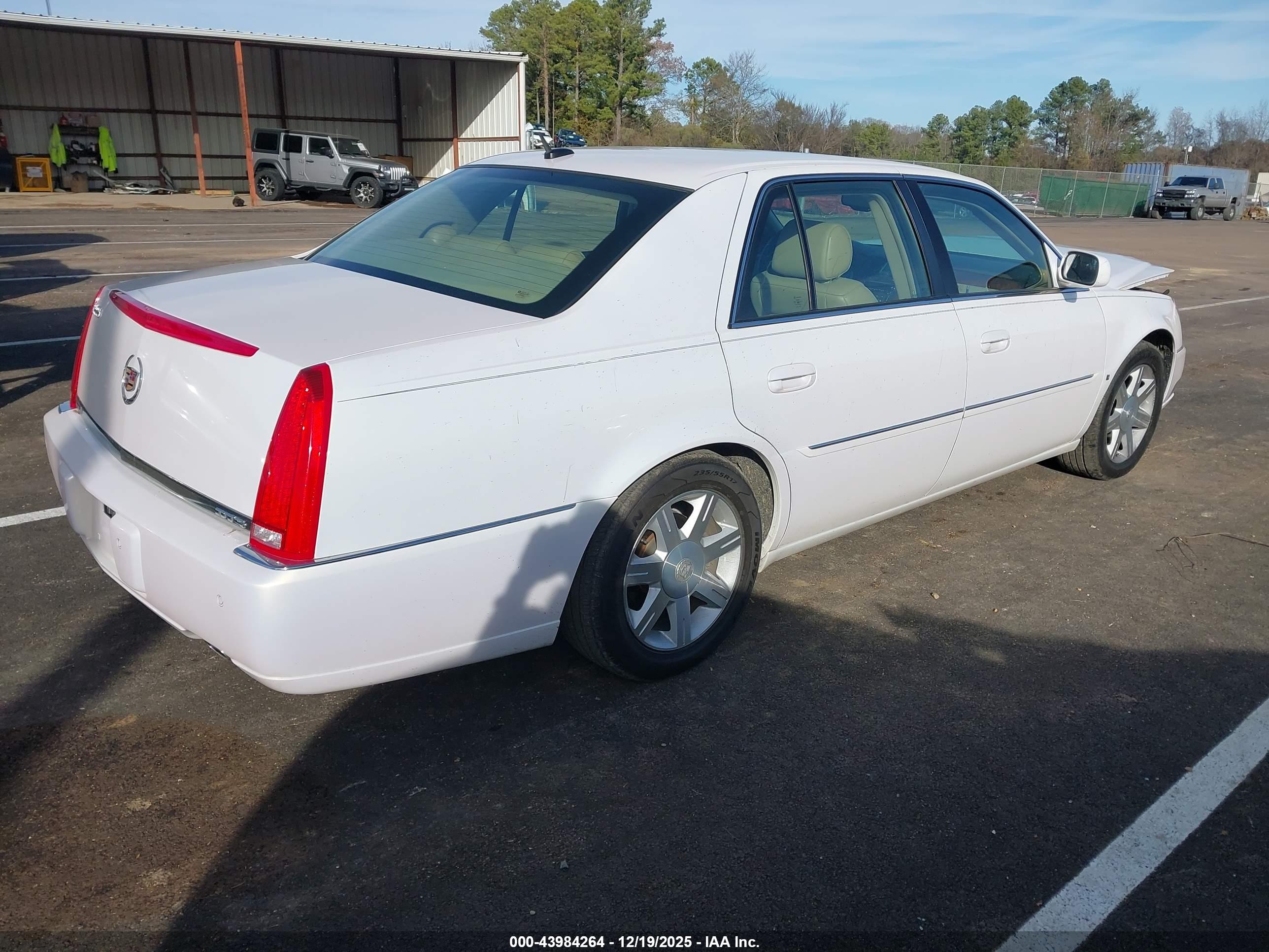 CADILLAC DTS image 4
