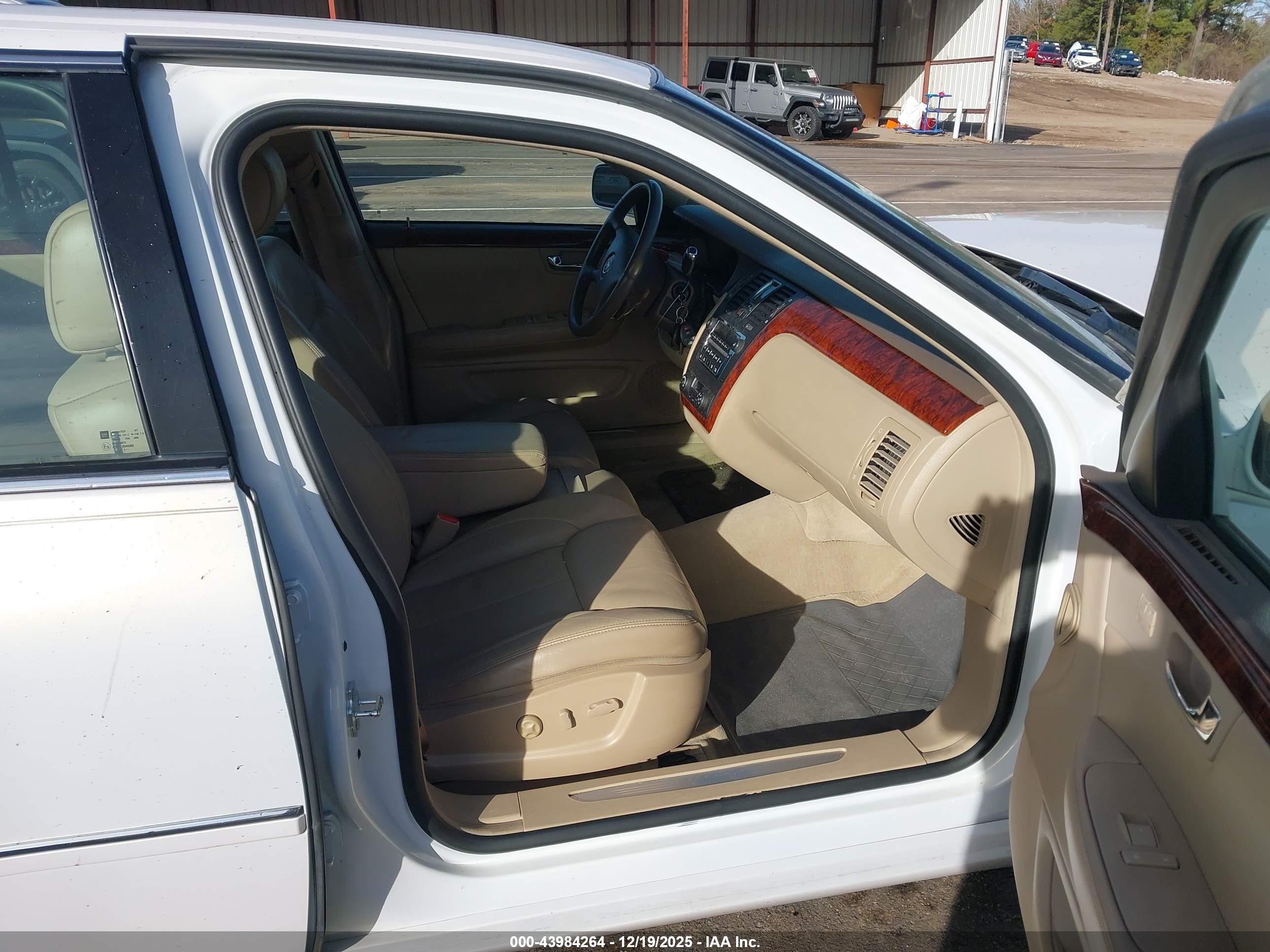 CADILLAC DTS image 5
