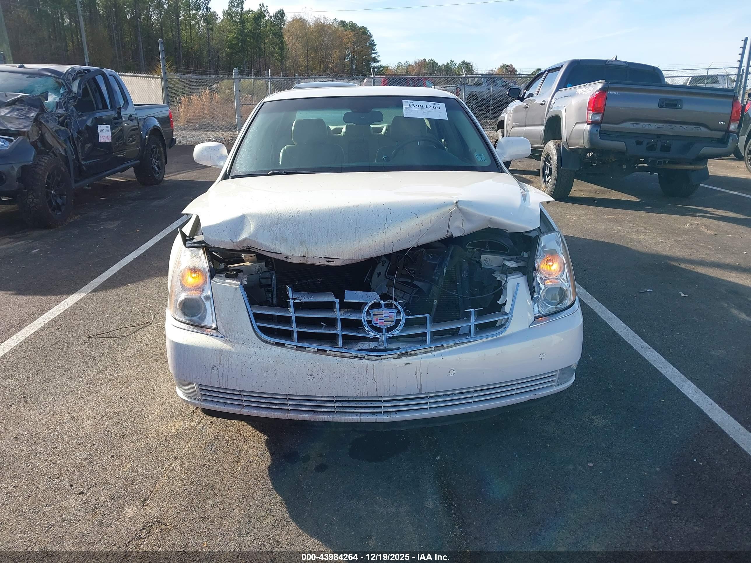 CADILLAC DTS image 6