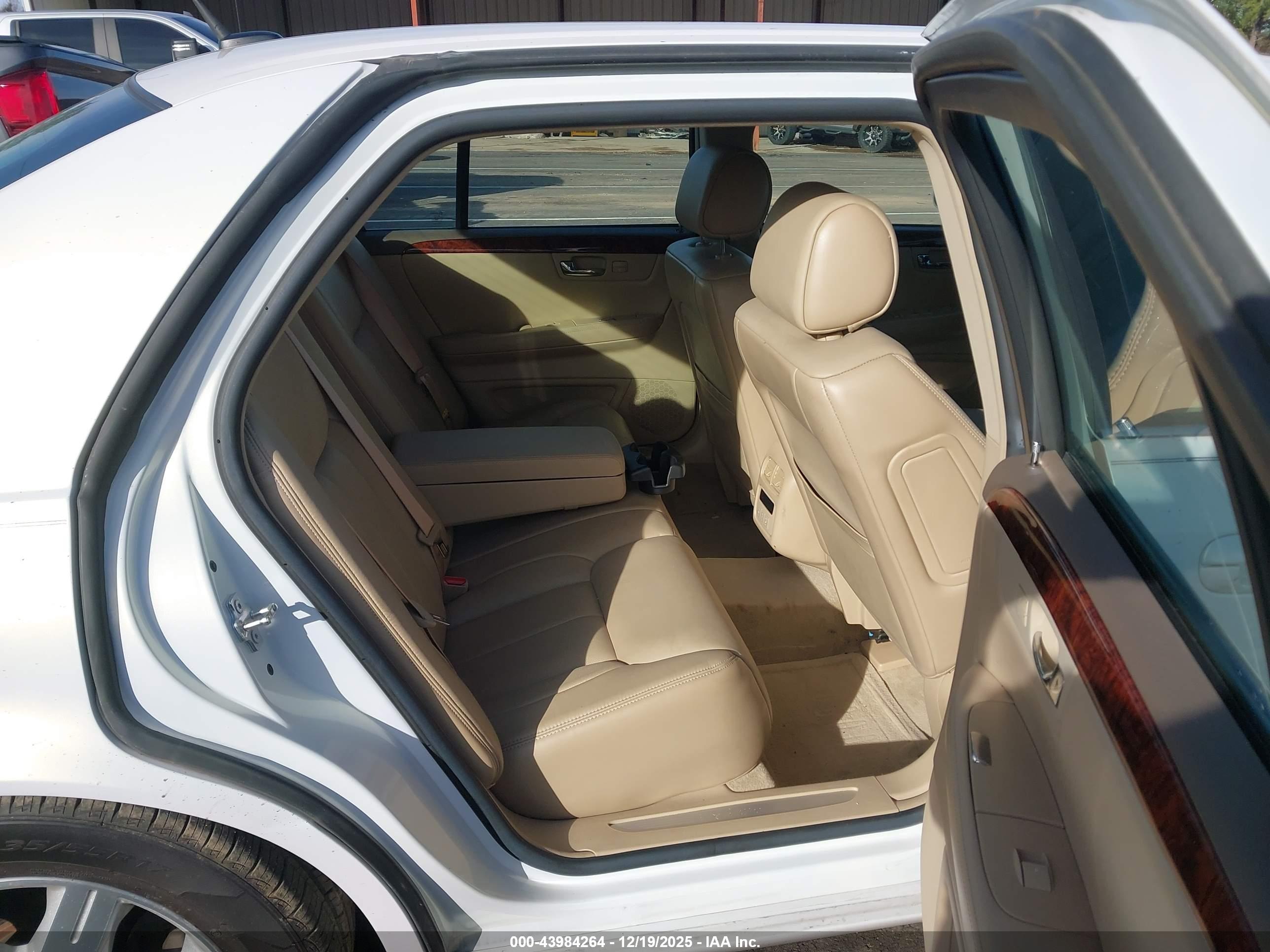 CADILLAC DTS image 8