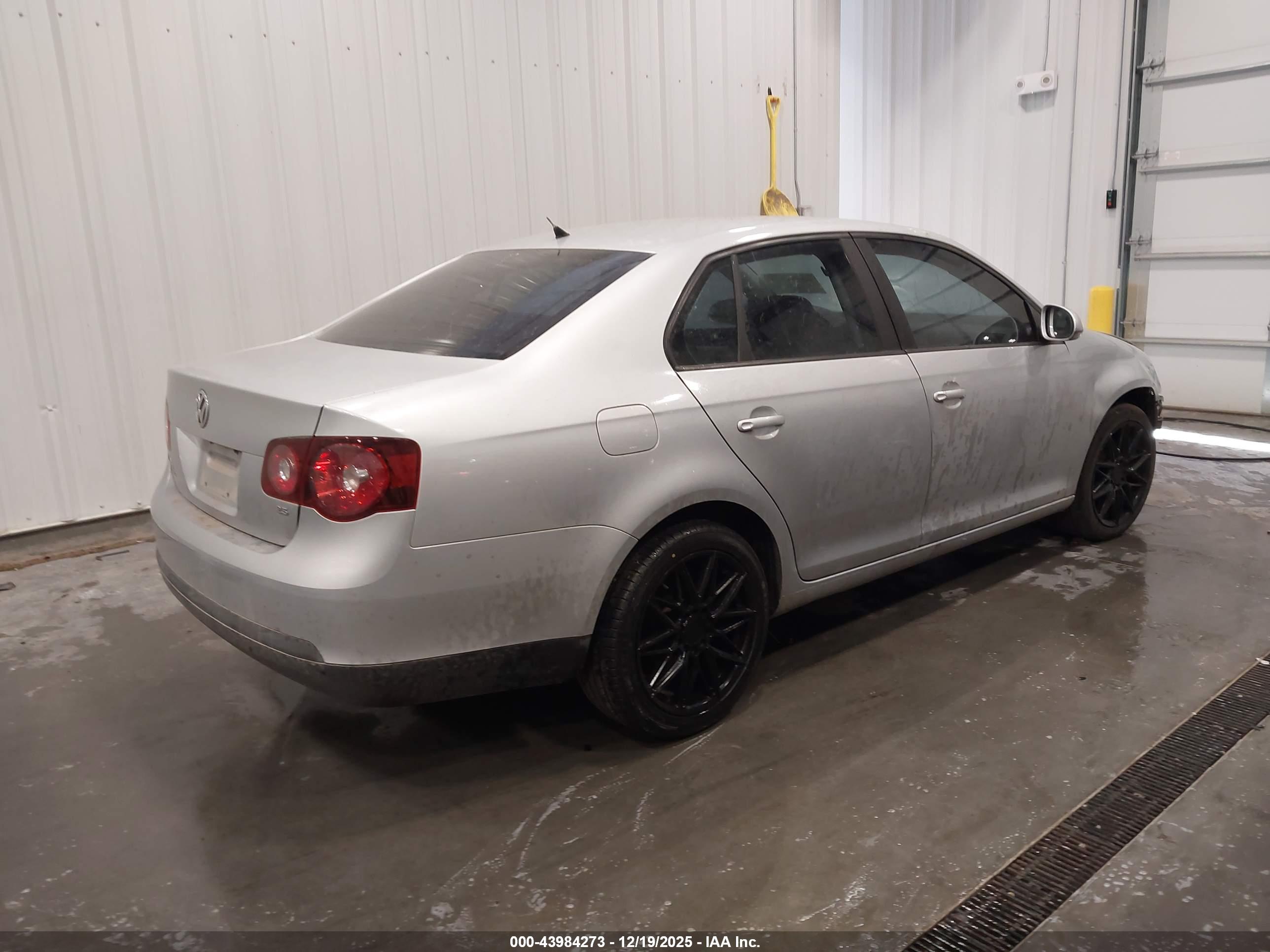 VOLKSWAGEN JETTA image 4