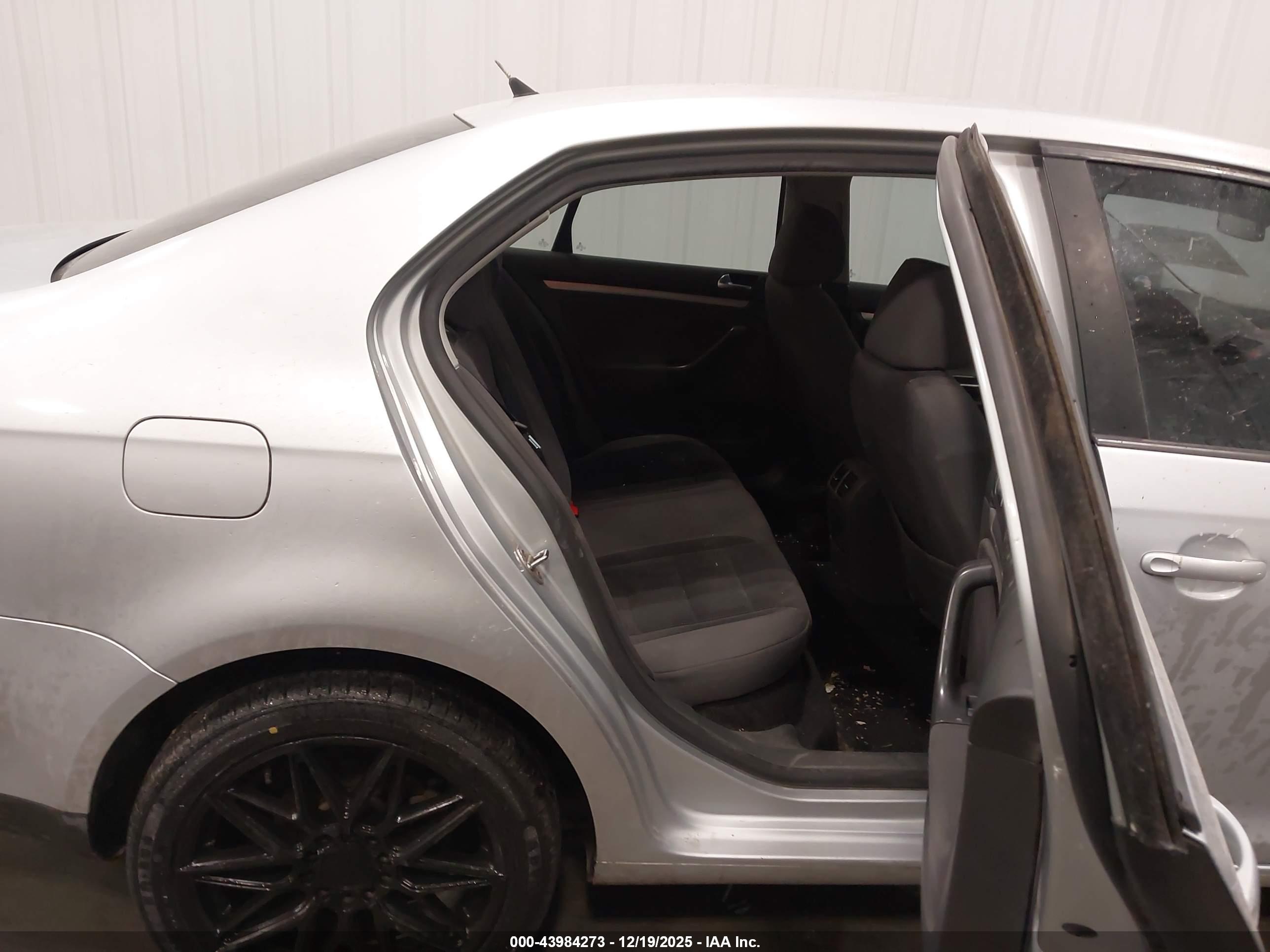 VOLKSWAGEN JETTA image 8