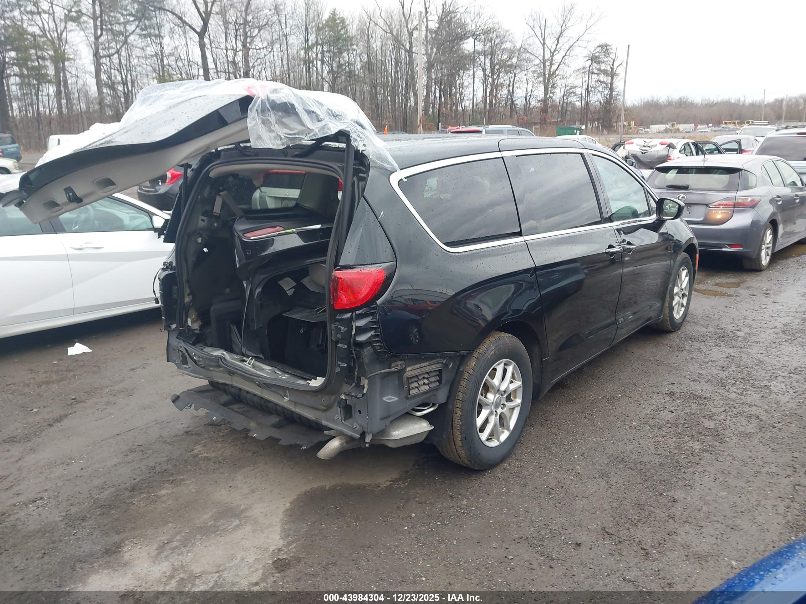 CHRYSLER PACIFICA image 4