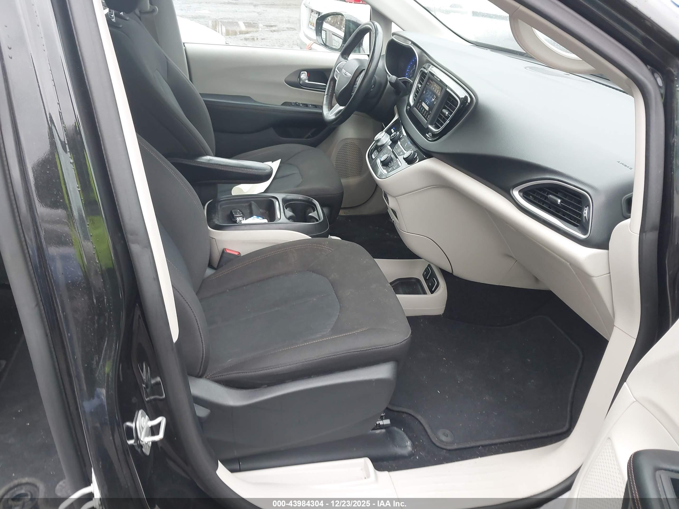 CHRYSLER PACIFICA image 5