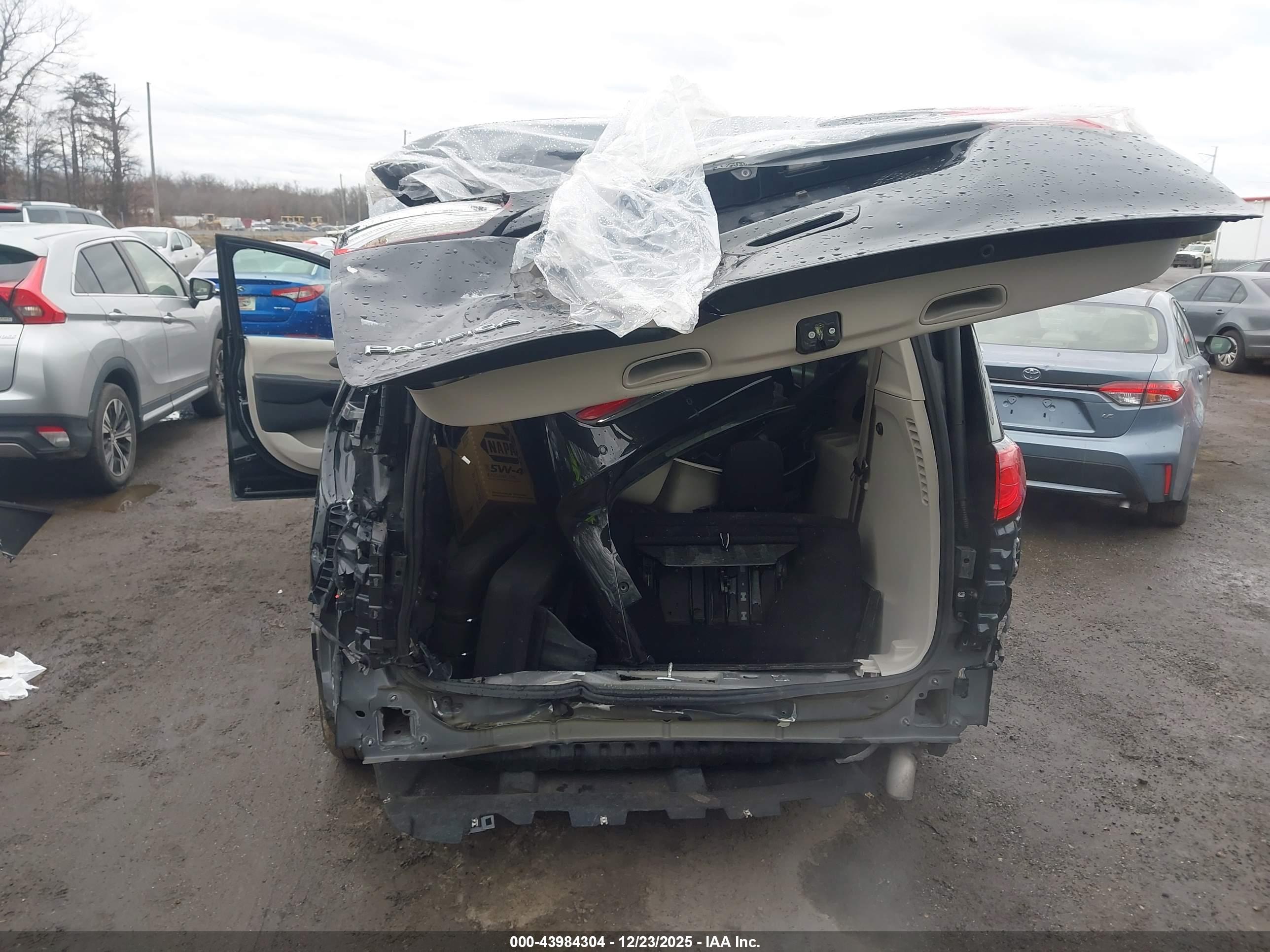 CHRYSLER PACIFICA image 6