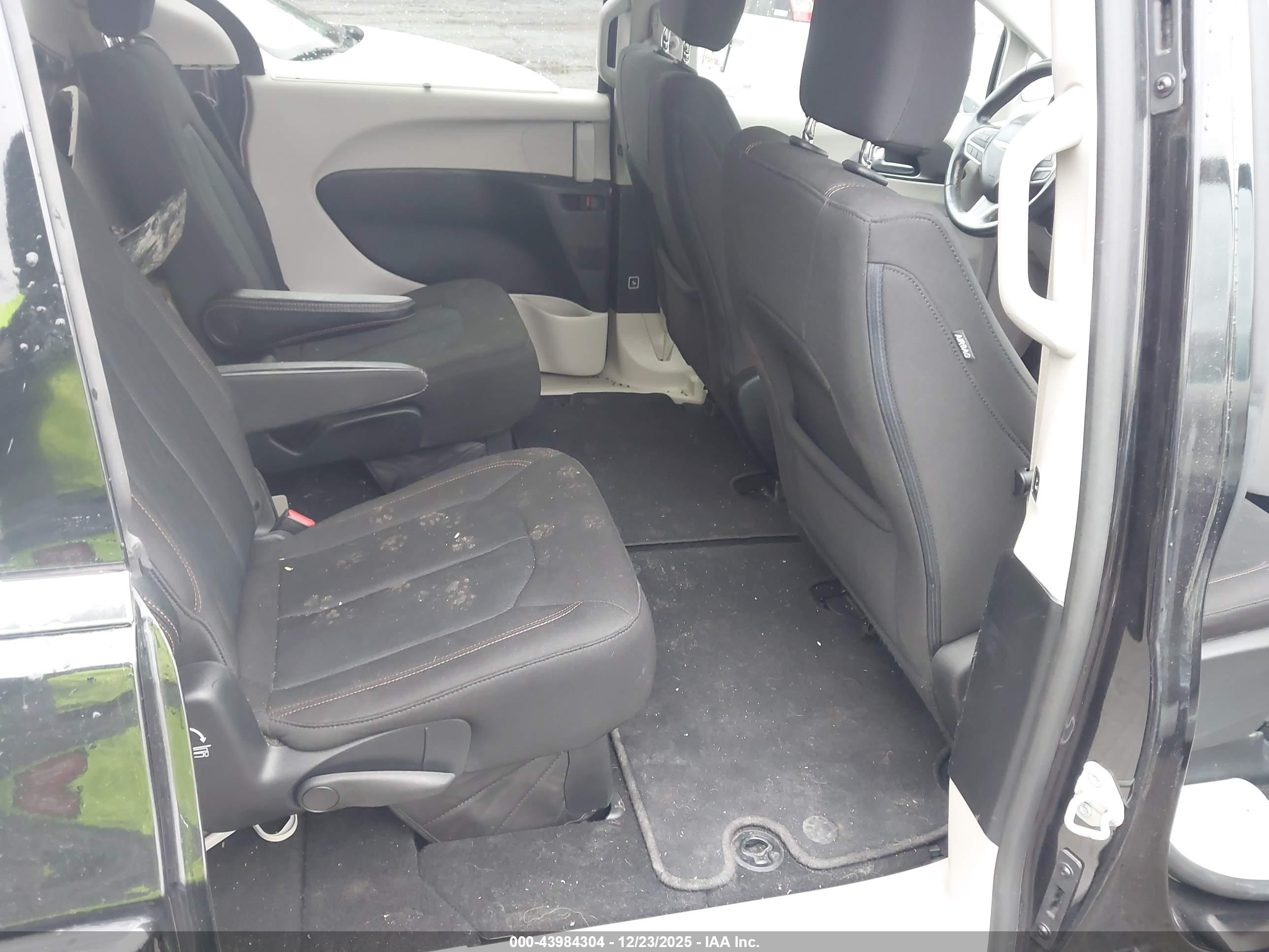 CHRYSLER PACIFICA image 8