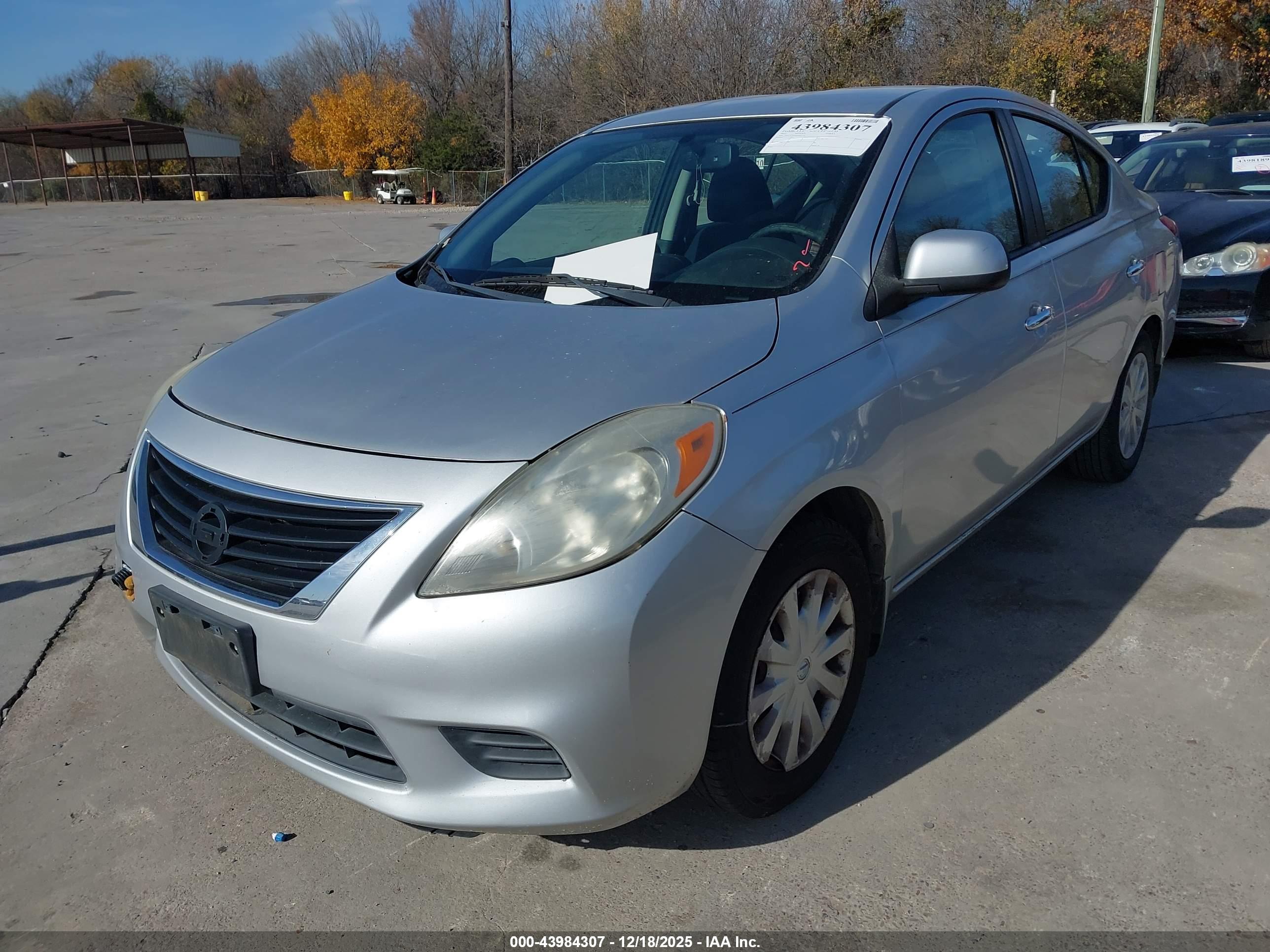 NISSAN VERSA image 2