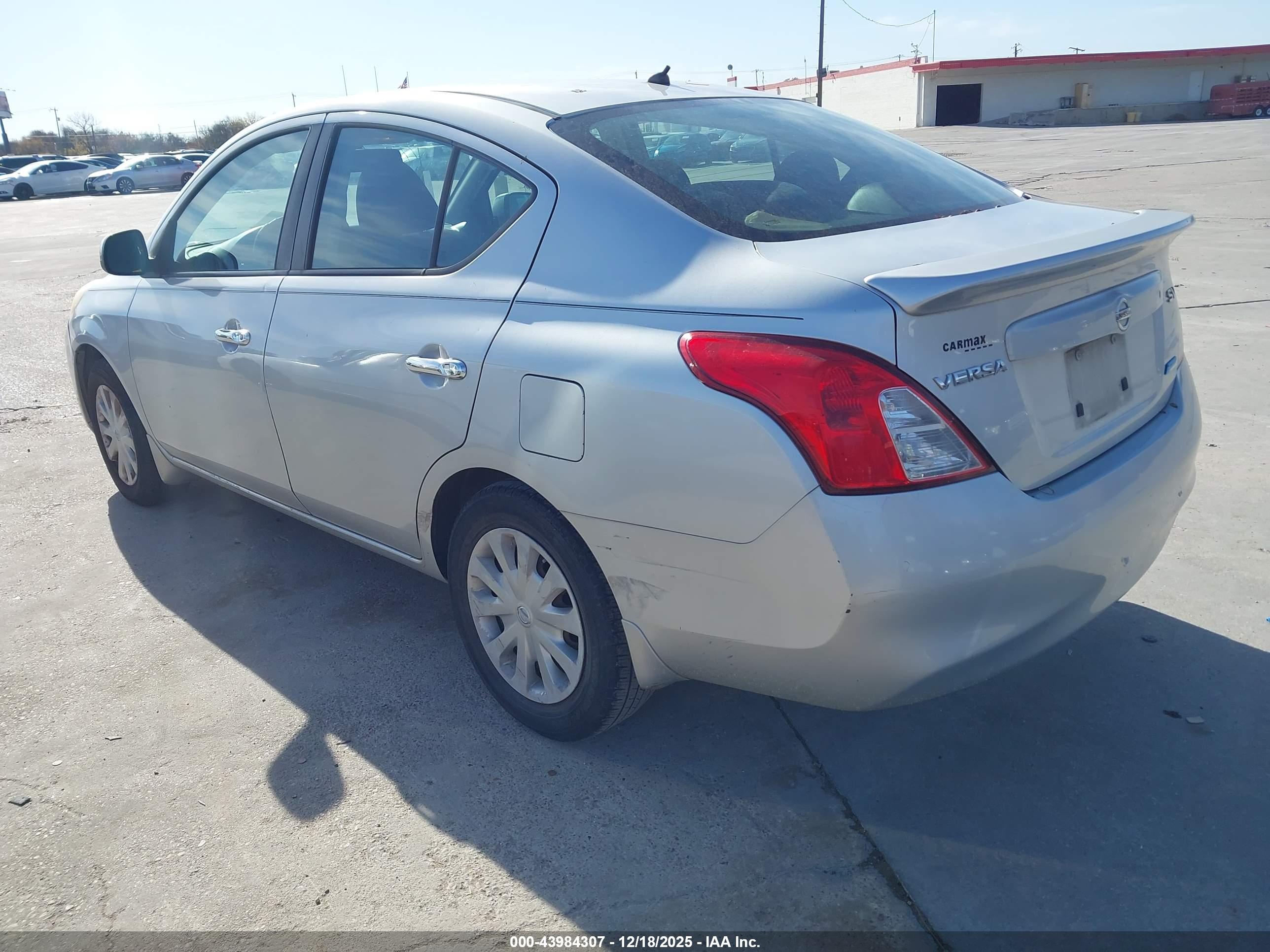 NISSAN VERSA image 3