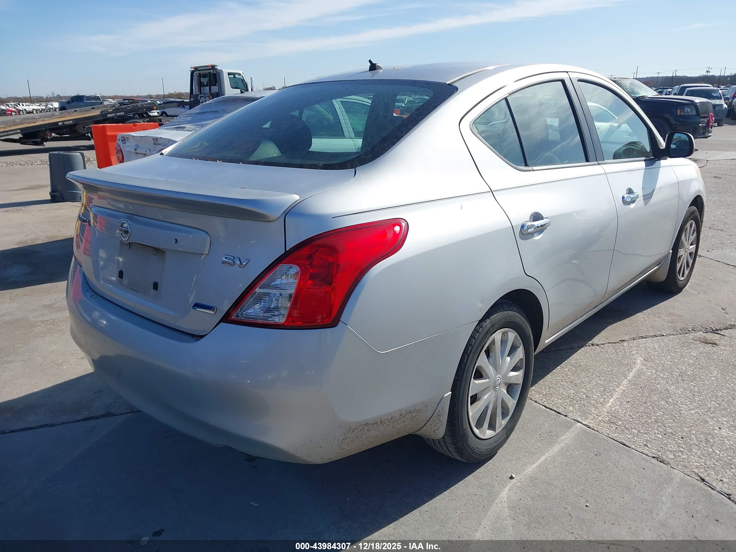 NISSAN VERSA image 4