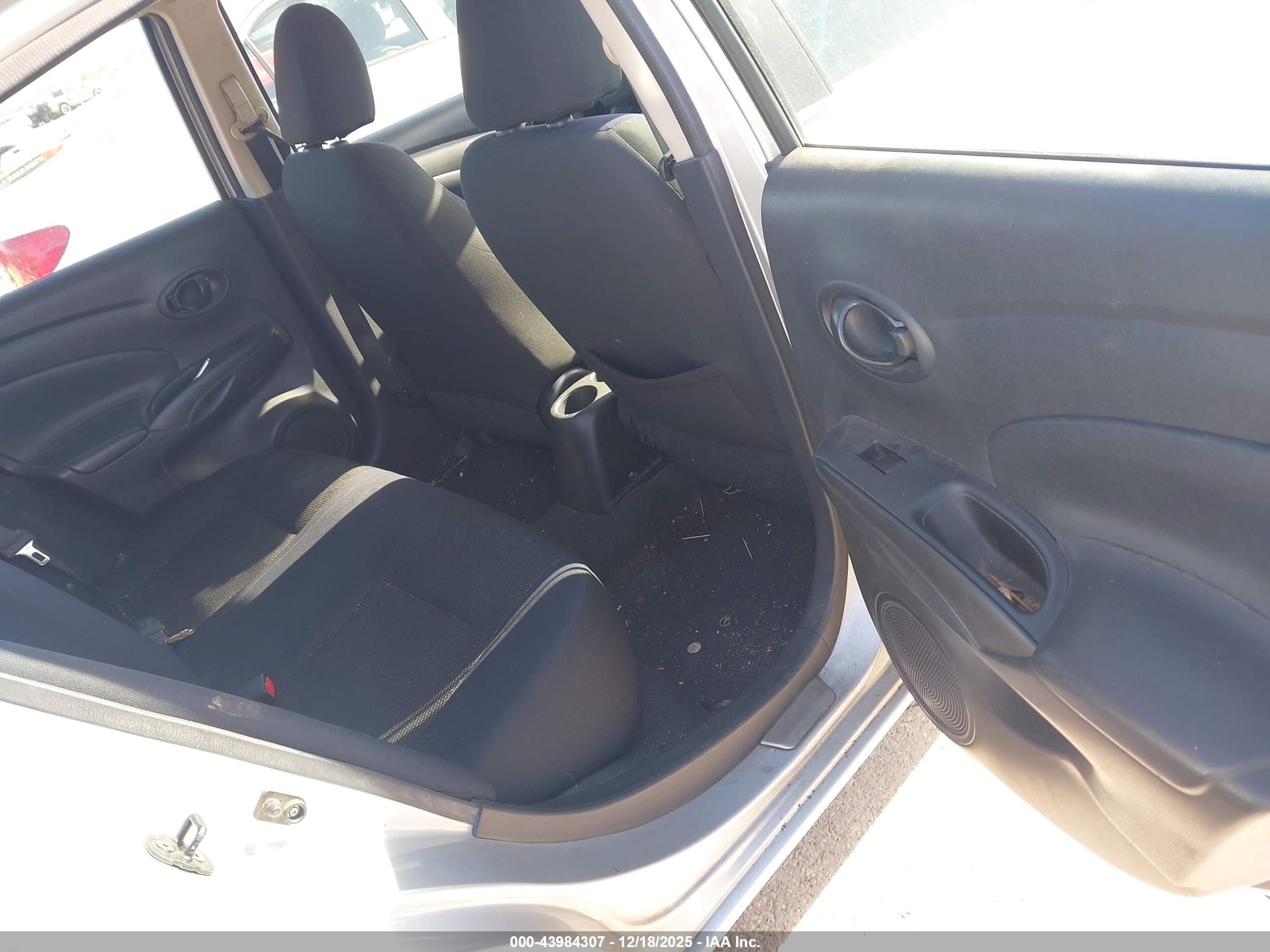 NISSAN VERSA image 8