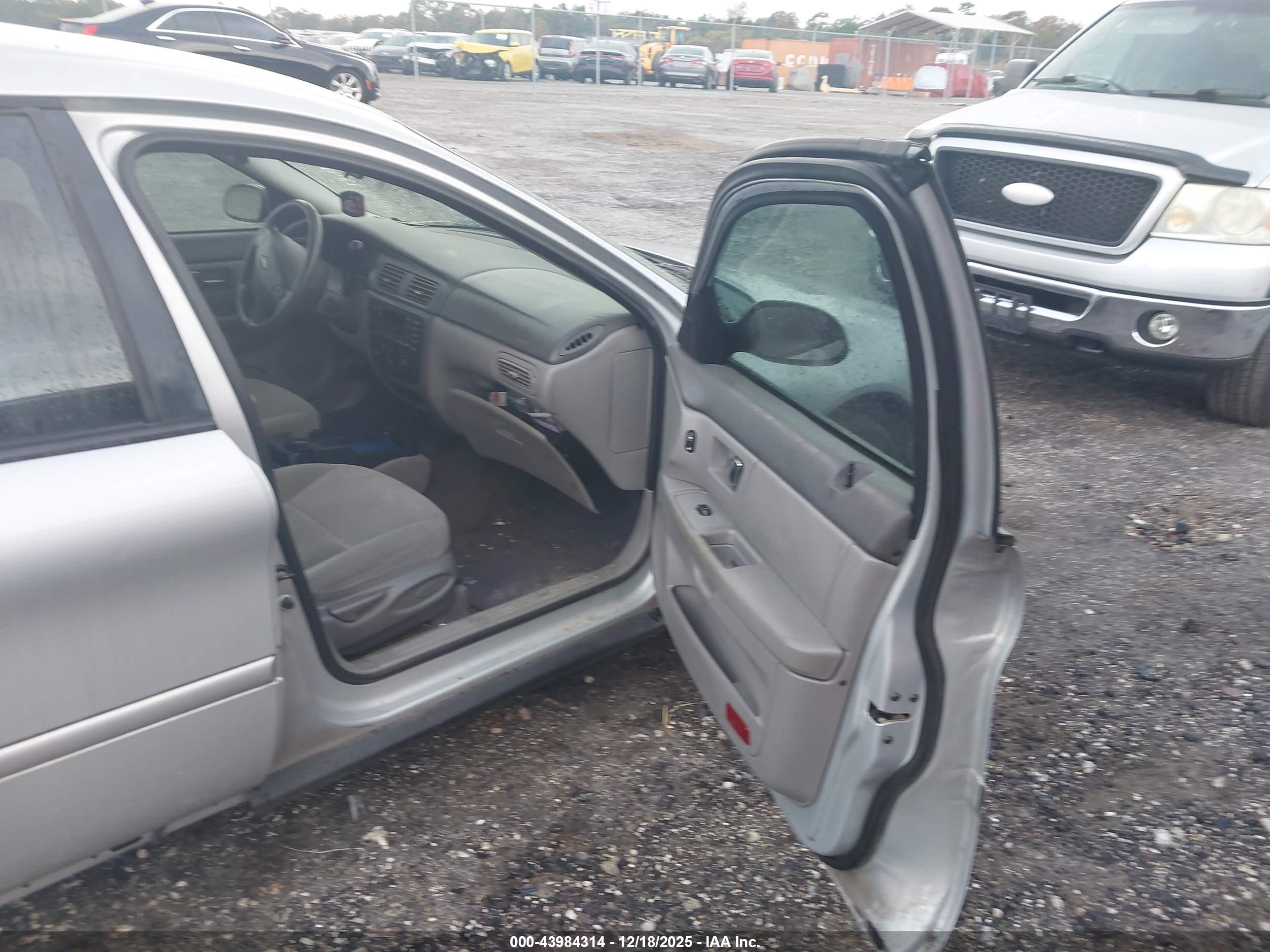 FORD TAURUS image 5