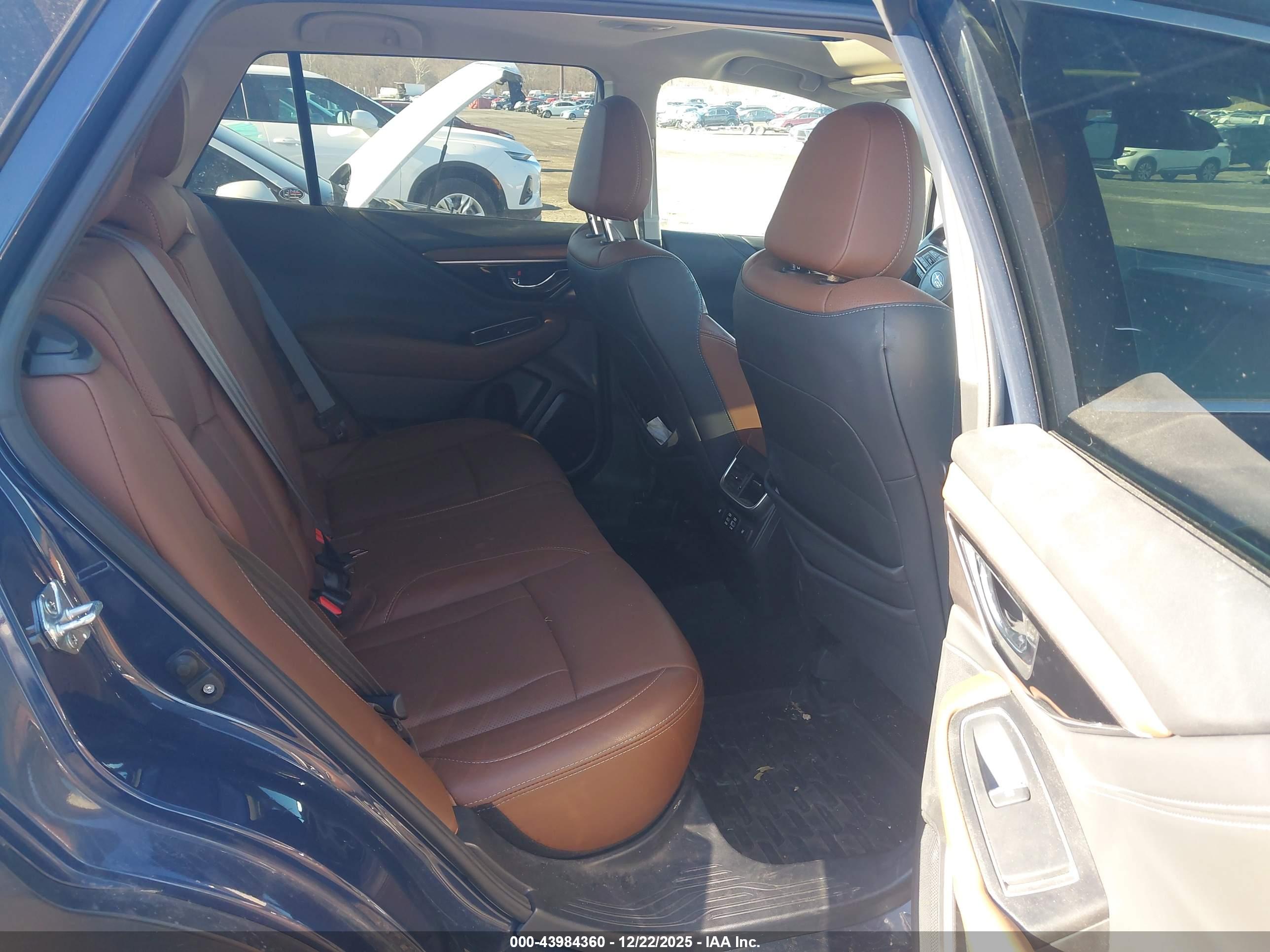 SUBARU OUTBACK image 8