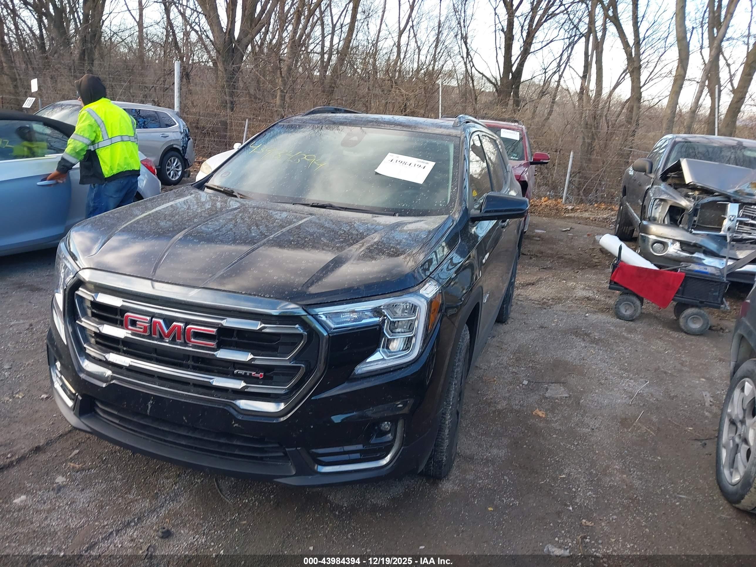GMC TERRAIN image 2