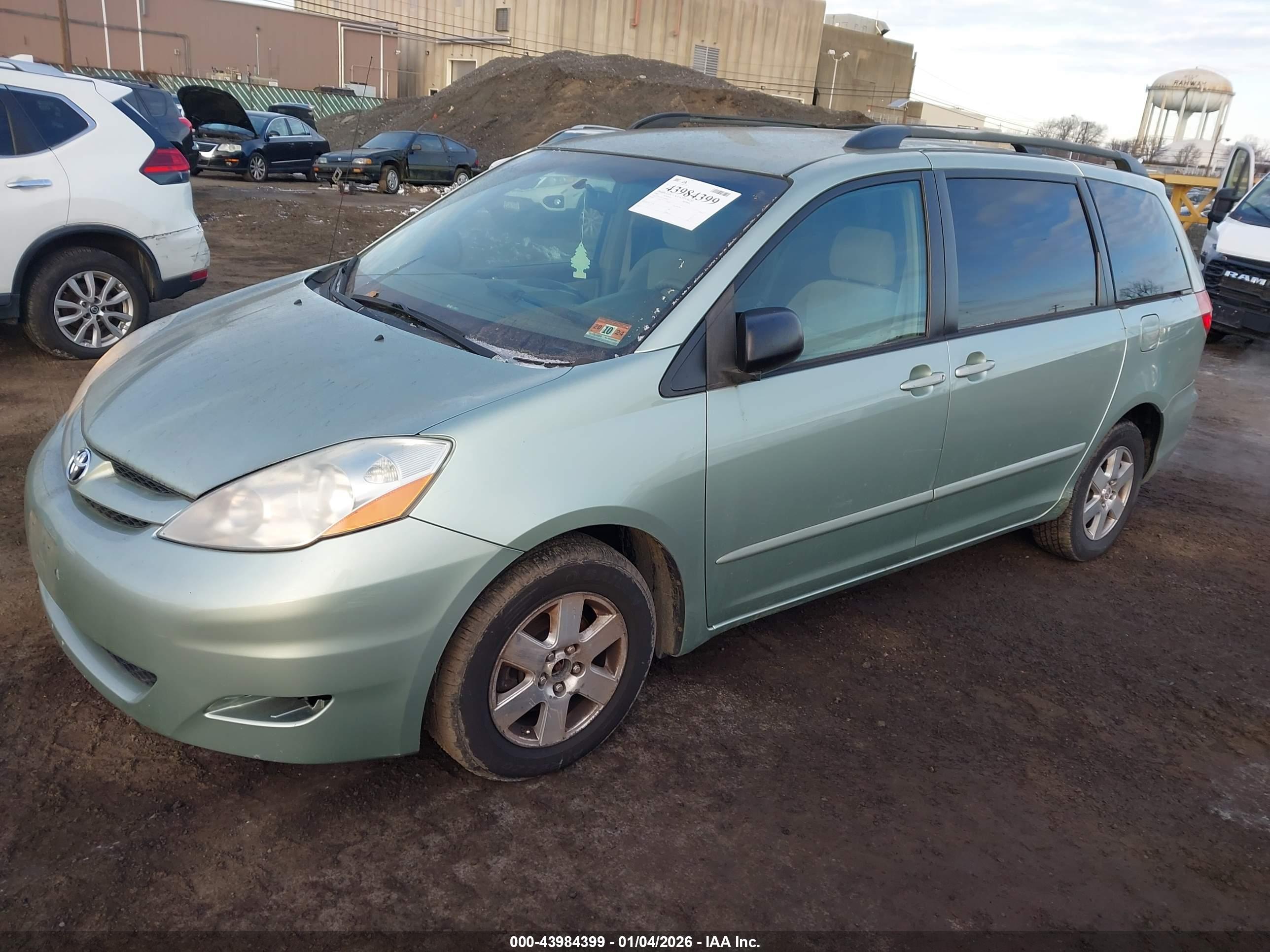 TOYOTA SIENNA image 2