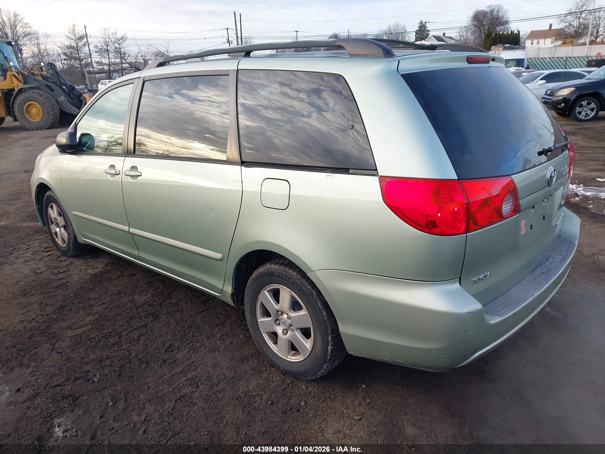 TOYOTA SIENNA image 3
