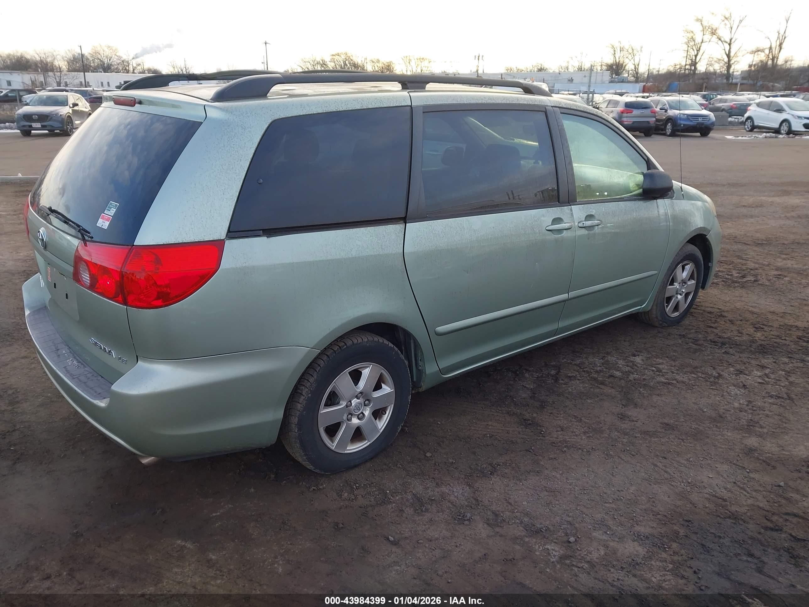 TOYOTA SIENNA image 4