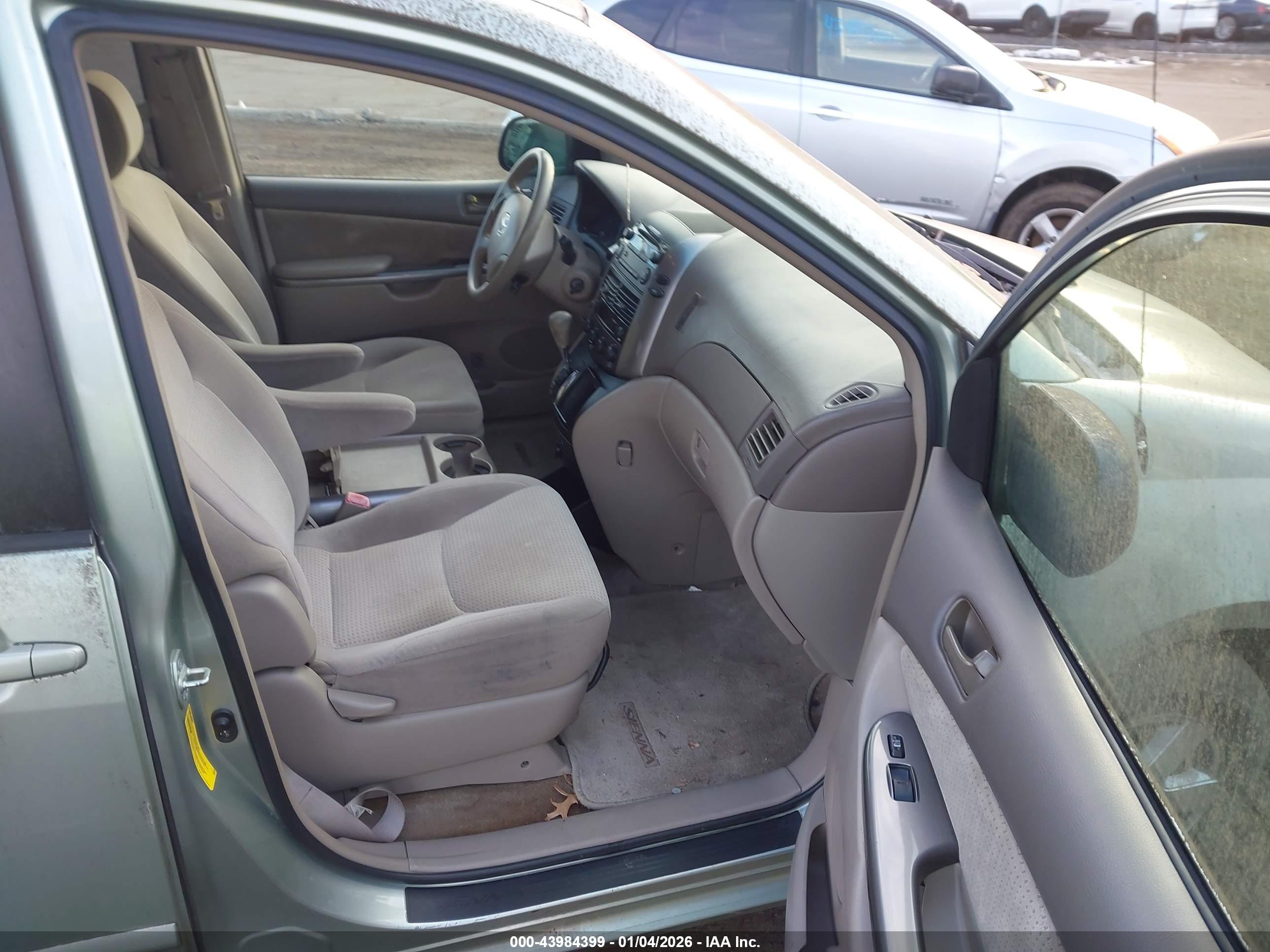TOYOTA SIENNA image 5