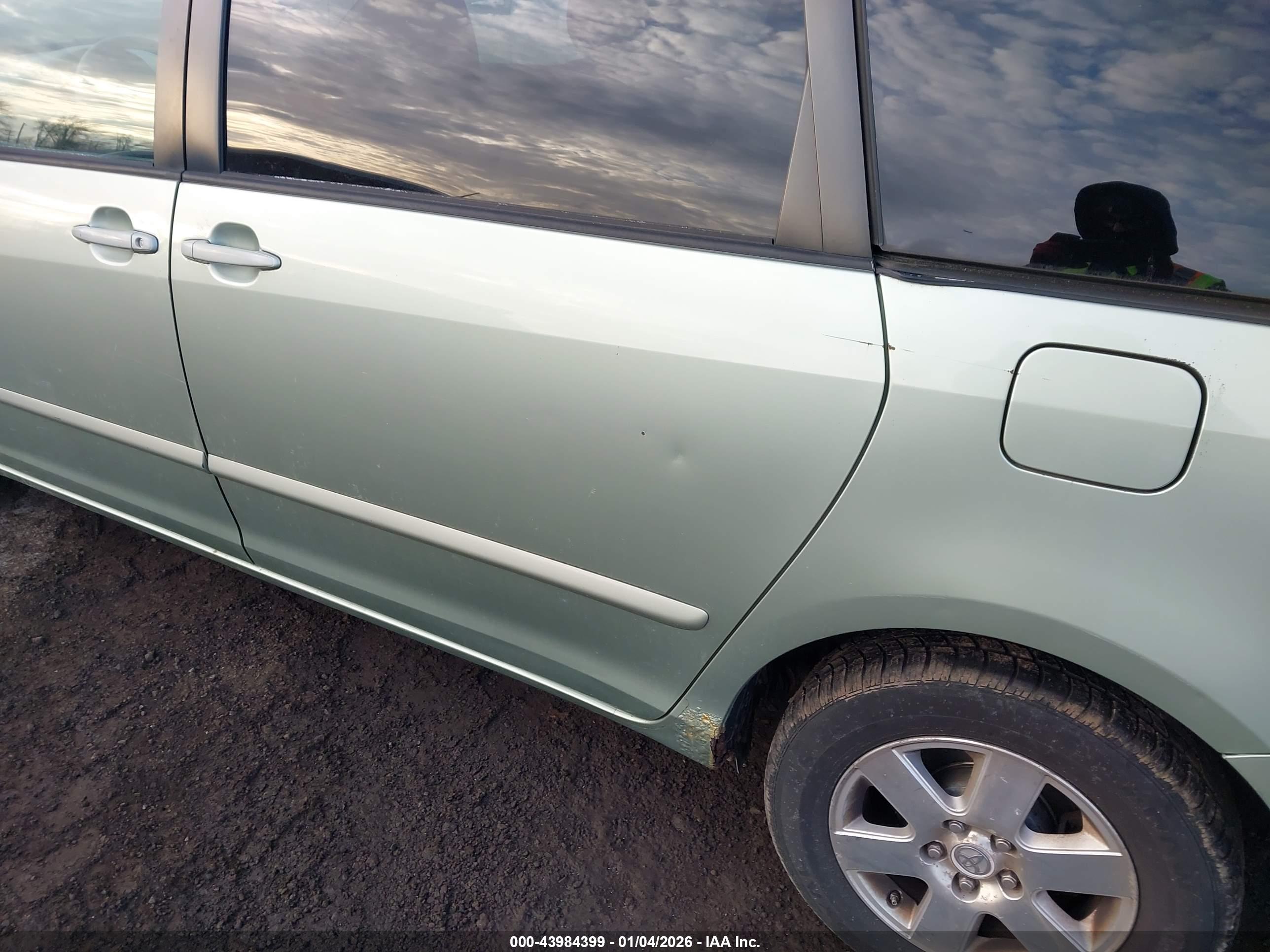 TOYOTA SIENNA image 6