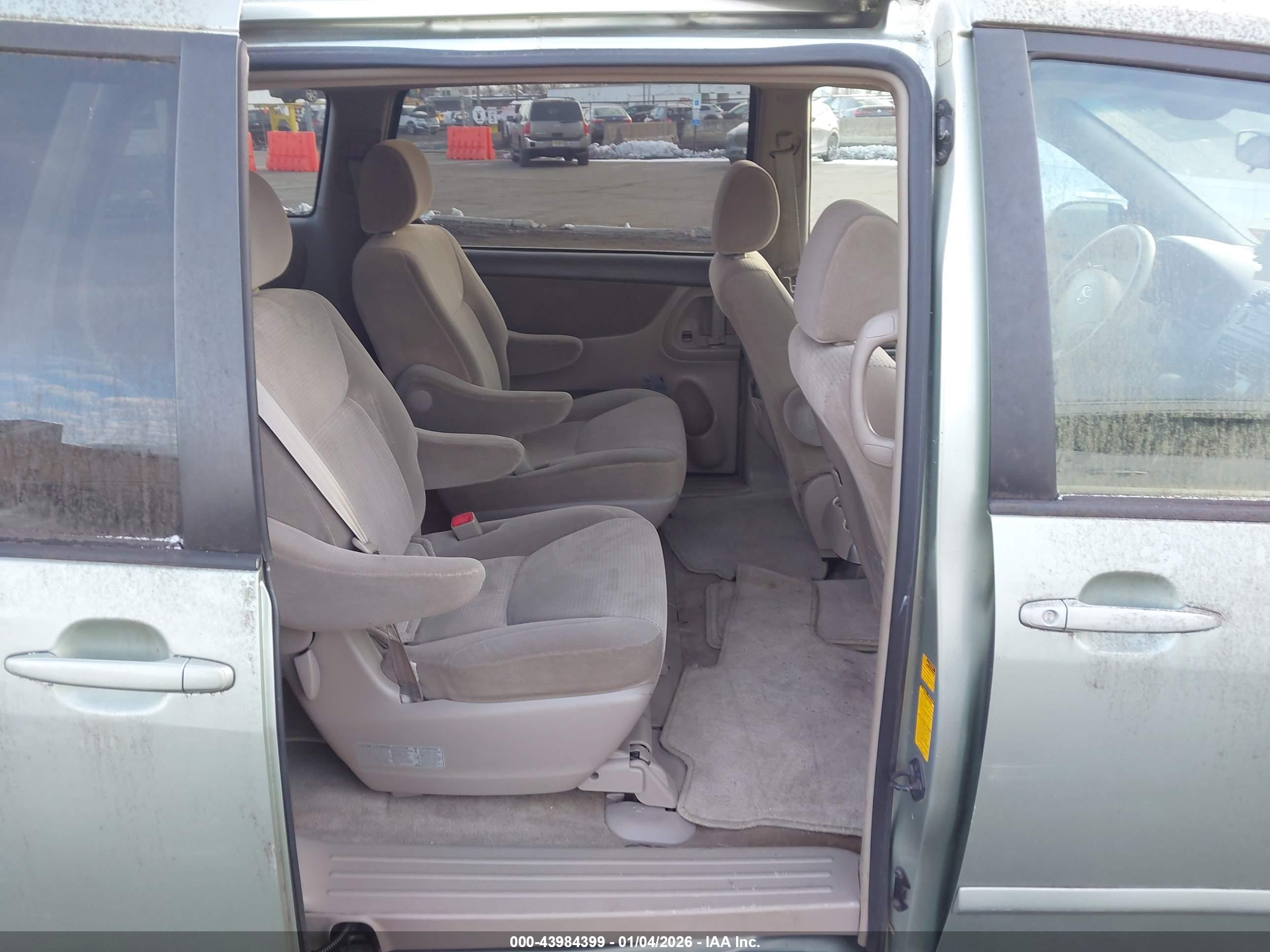 TOYOTA SIENNA image 8