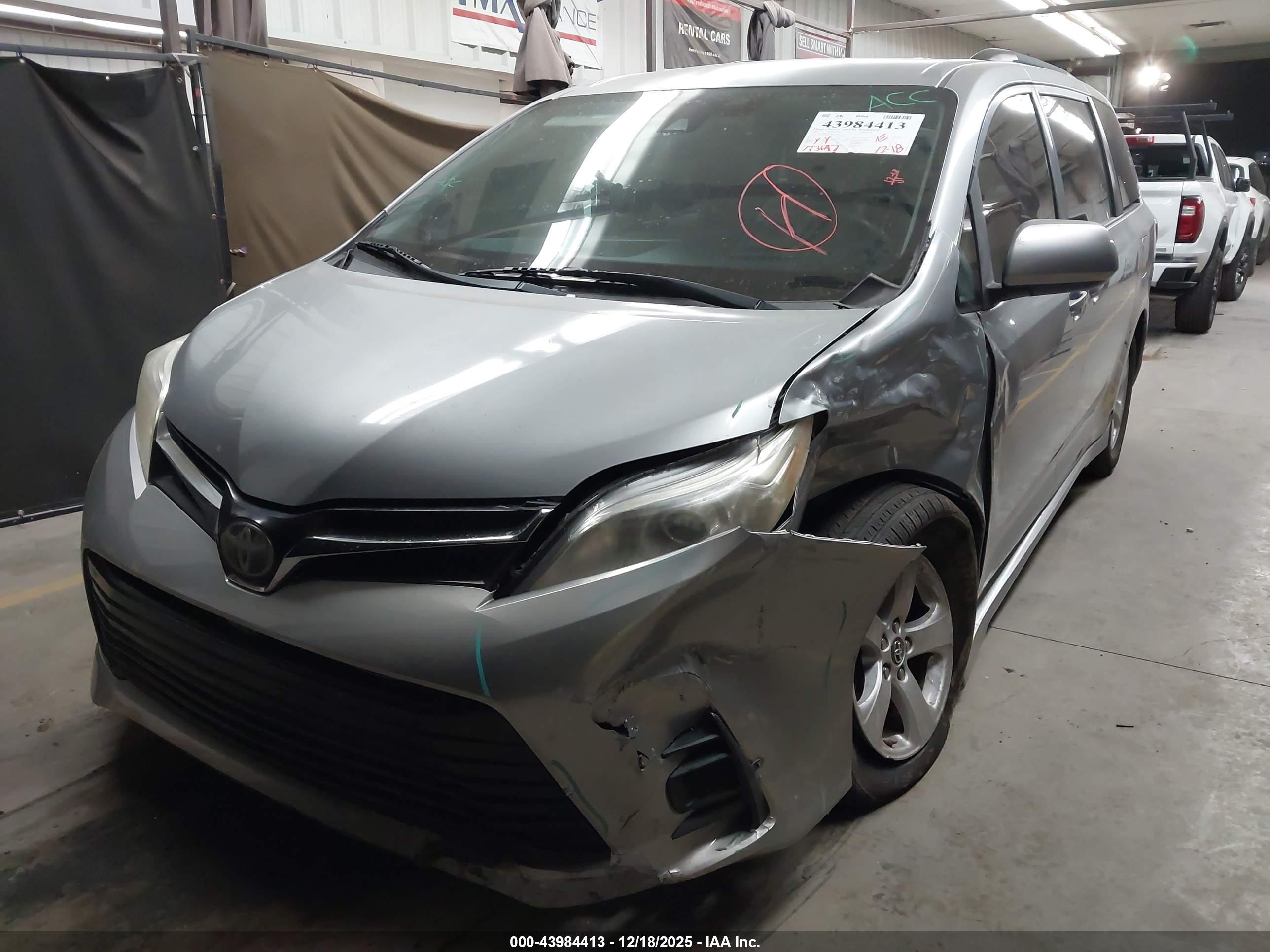 TOYOTA SIENNA image 2