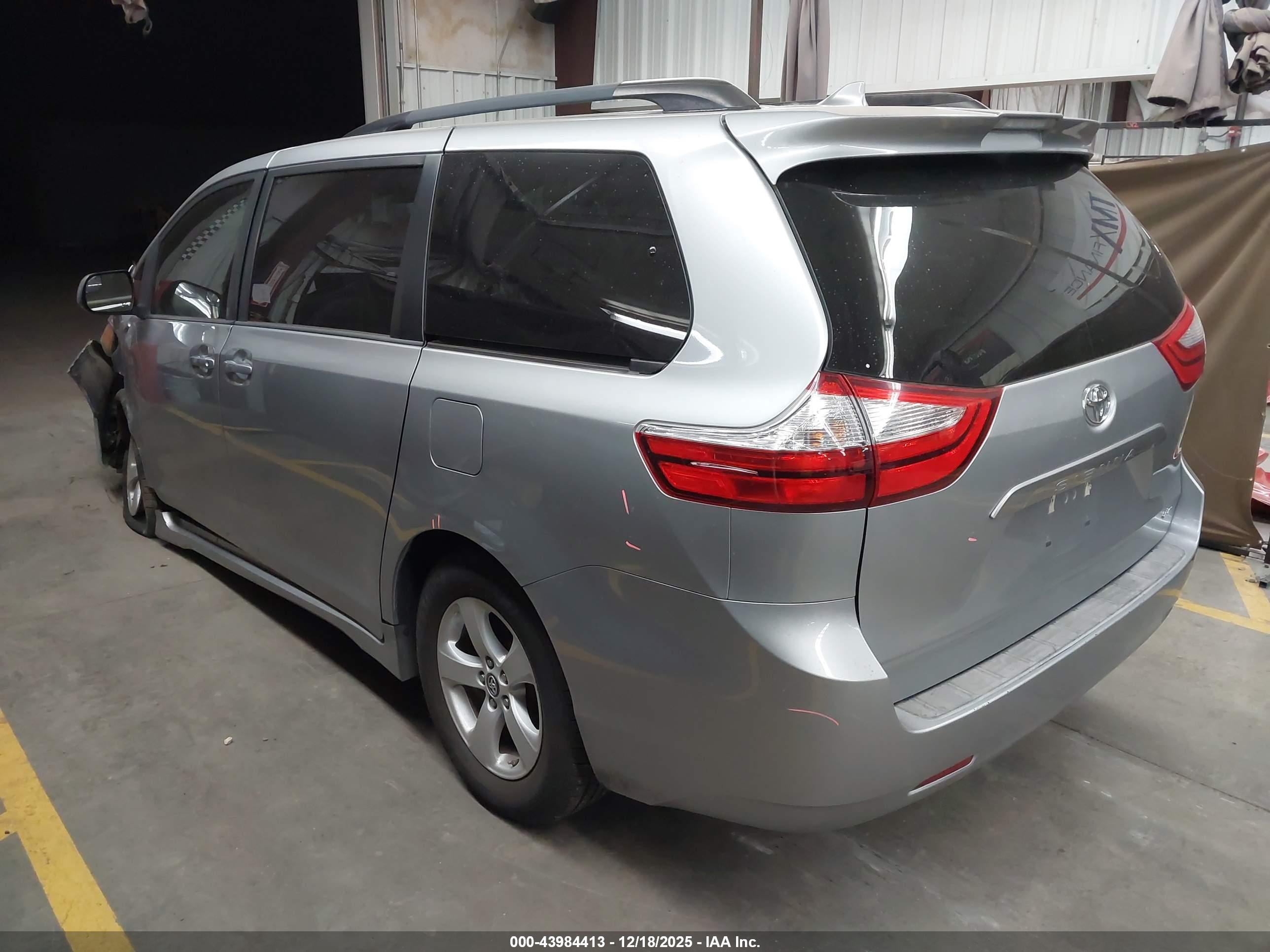 TOYOTA SIENNA image 3