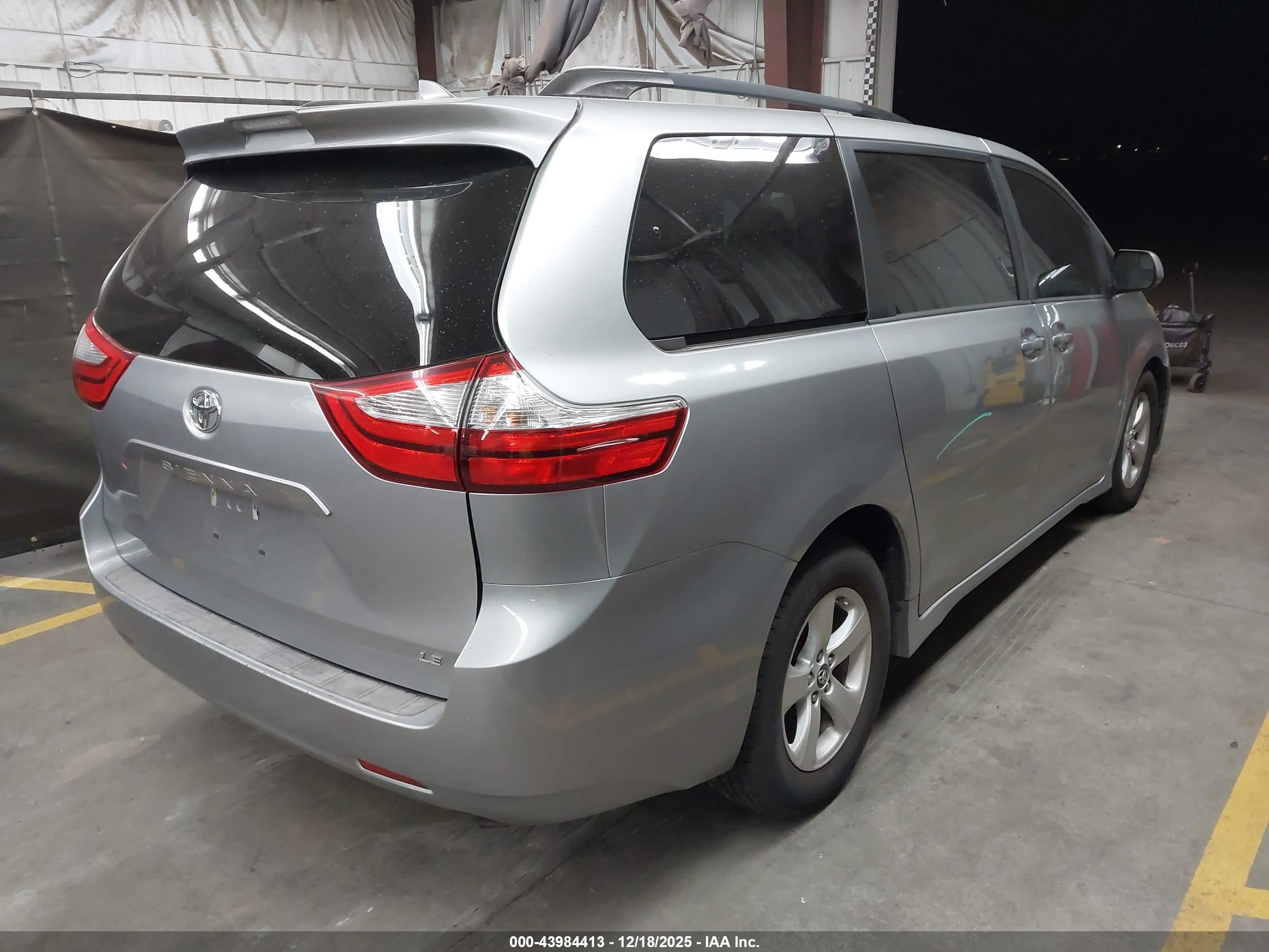 TOYOTA SIENNA image 4
