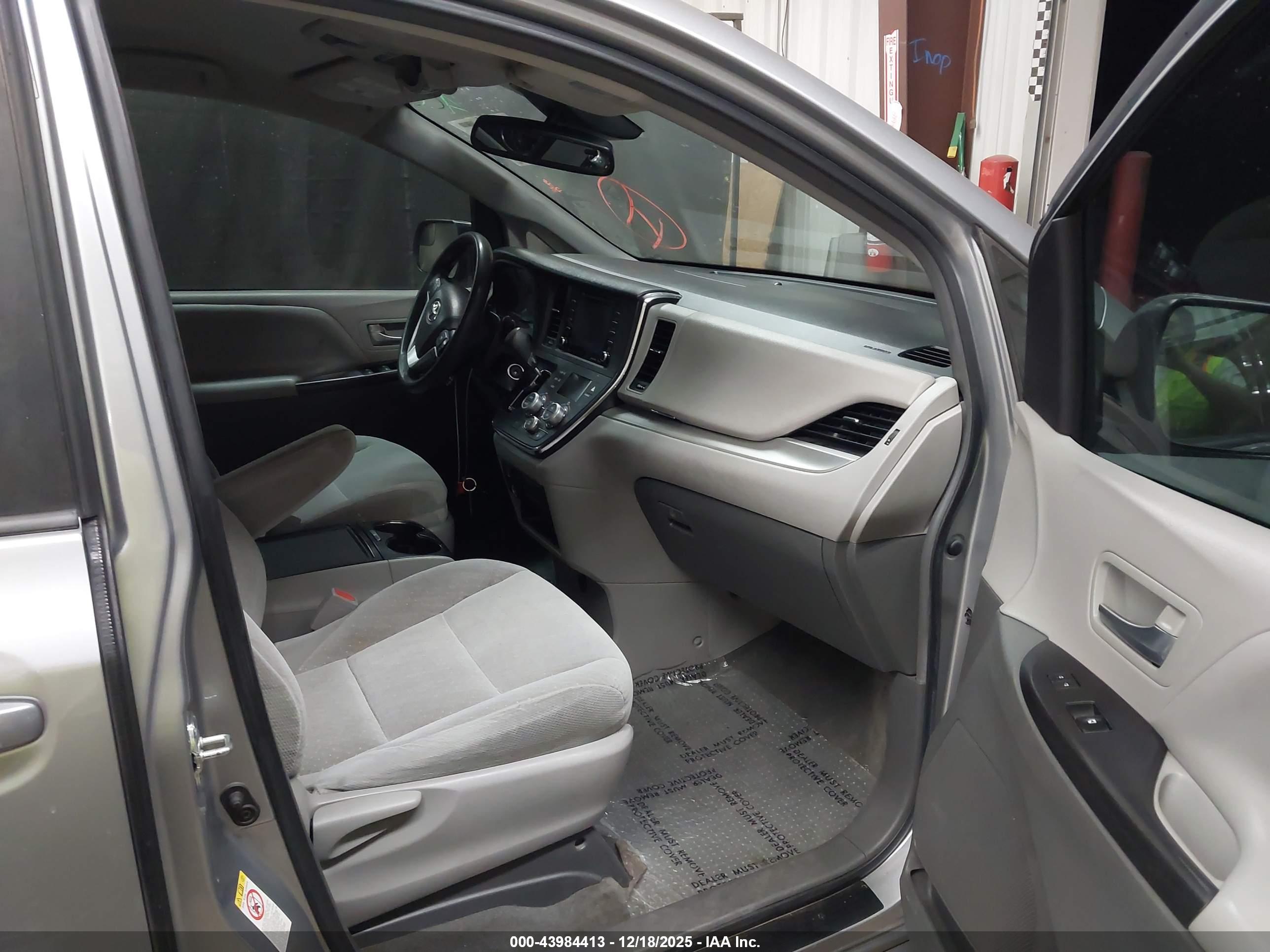 TOYOTA SIENNA image 5