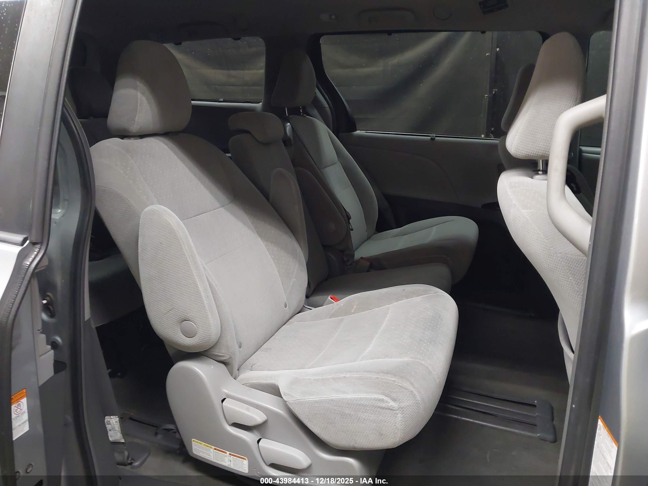 TOYOTA SIENNA image 8