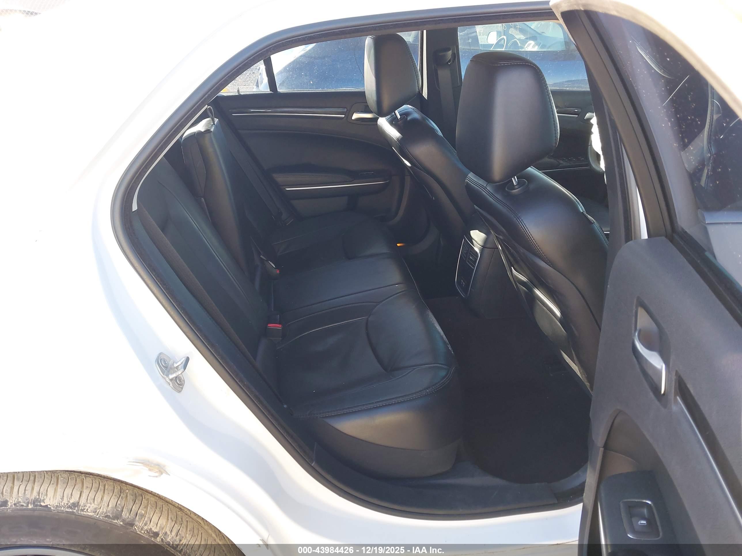 CHRYSLER 300 image 8