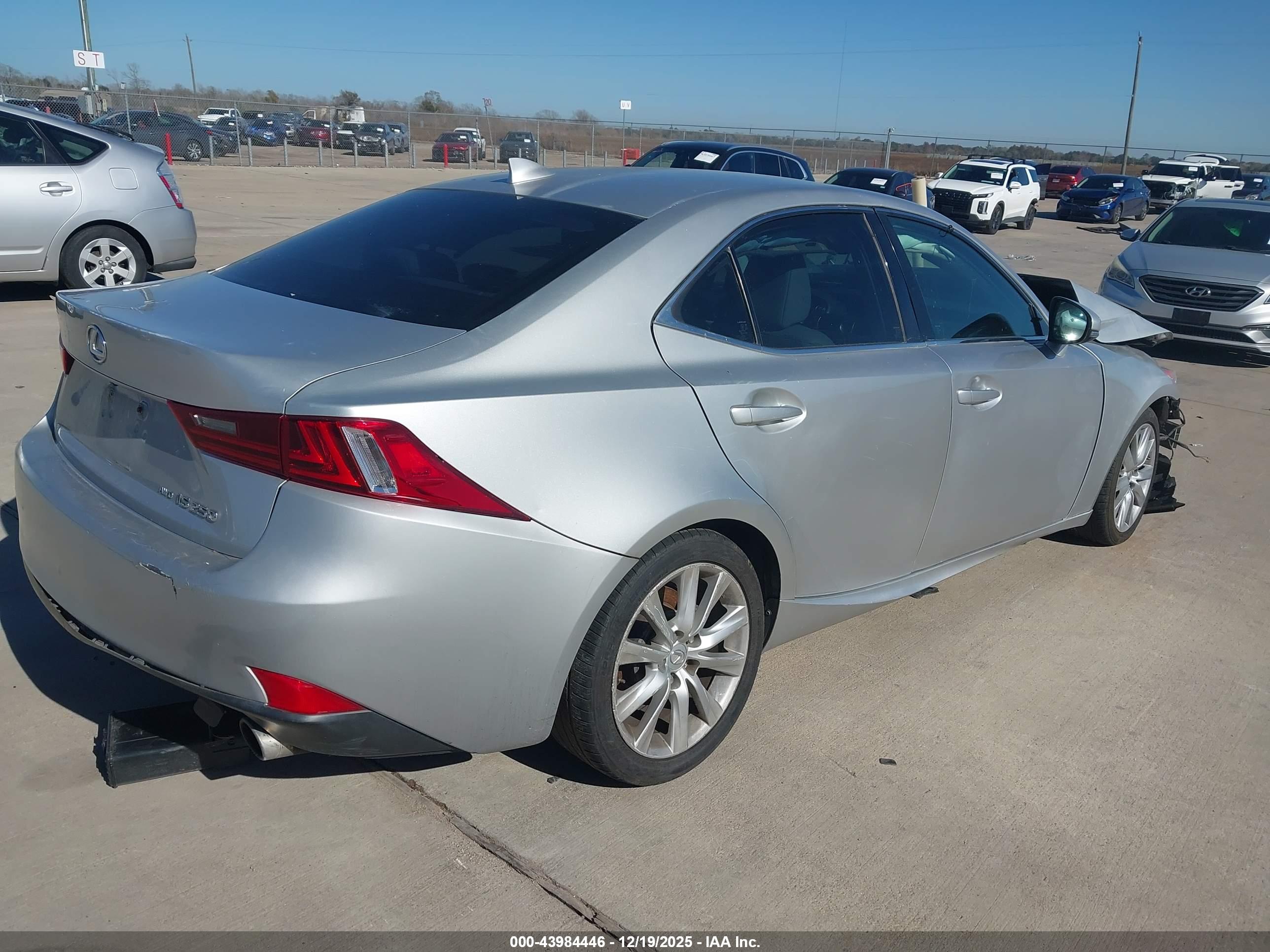 LEXUS IS image 4