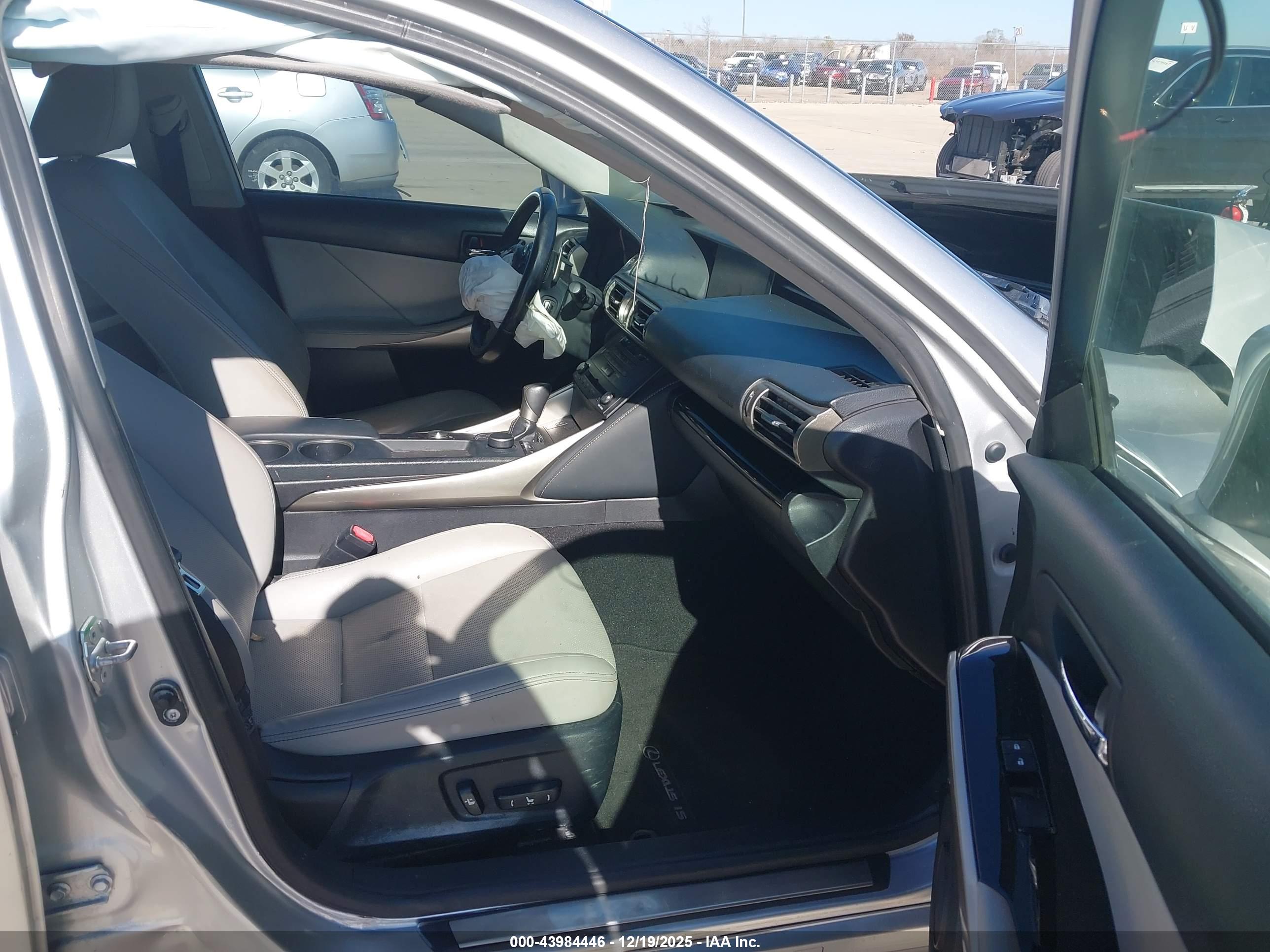 LEXUS IS image 5