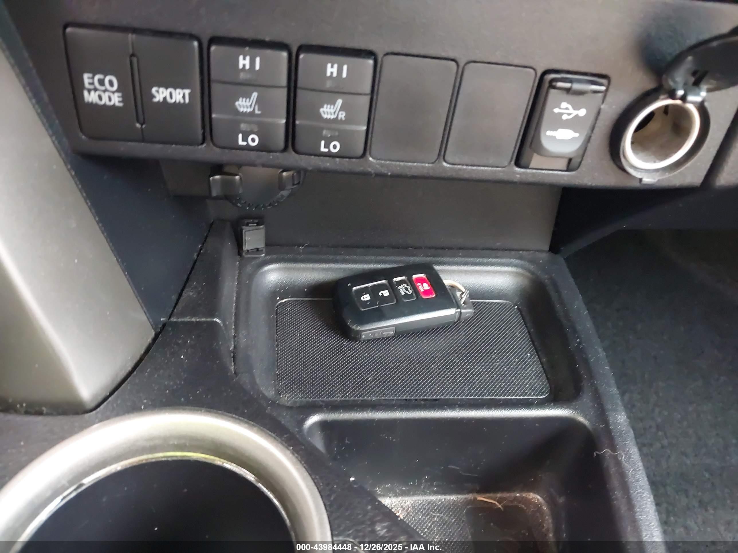 TOYOTA RAV4 image 11