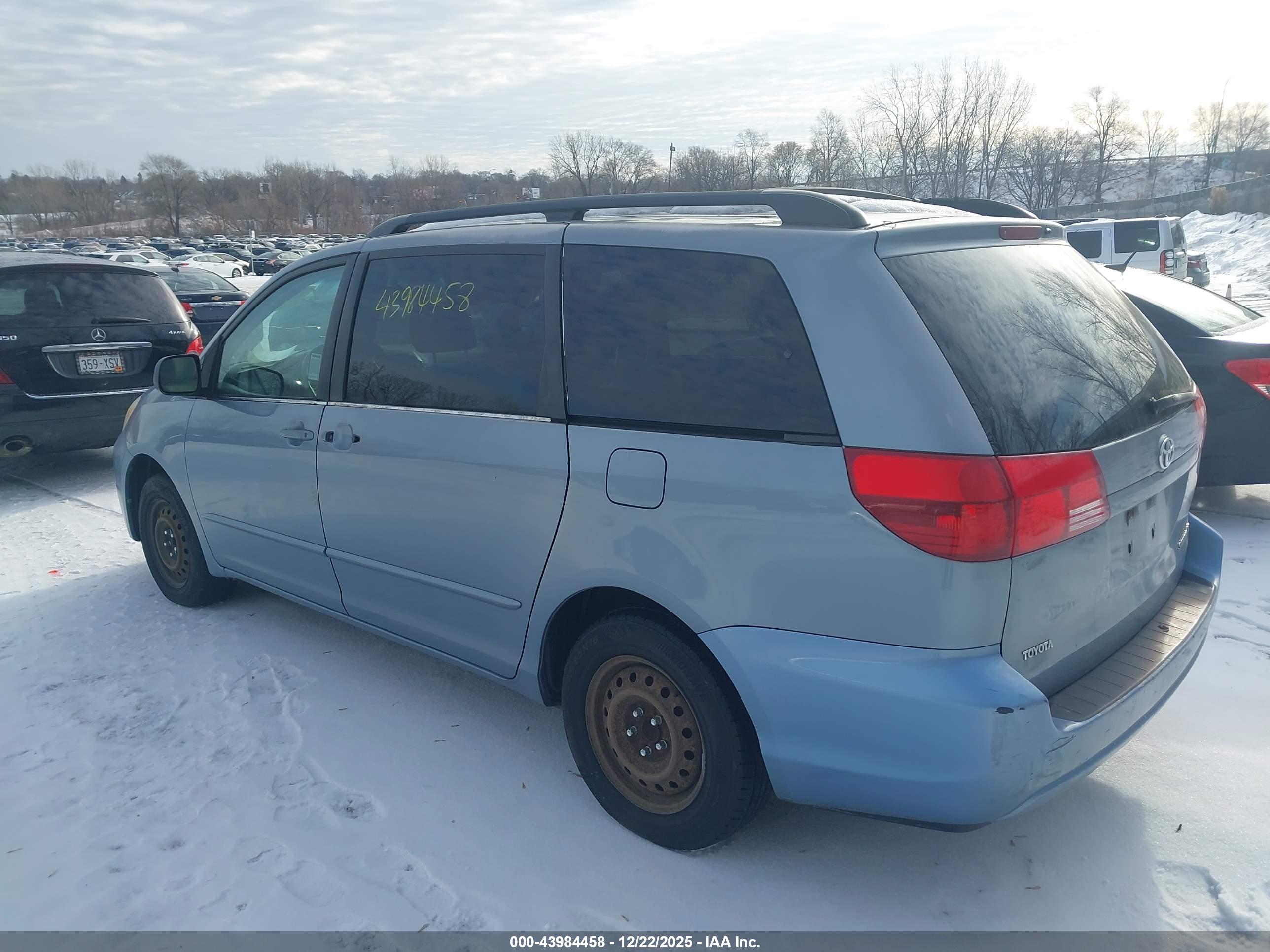 TOYOTA SIENNA image 3