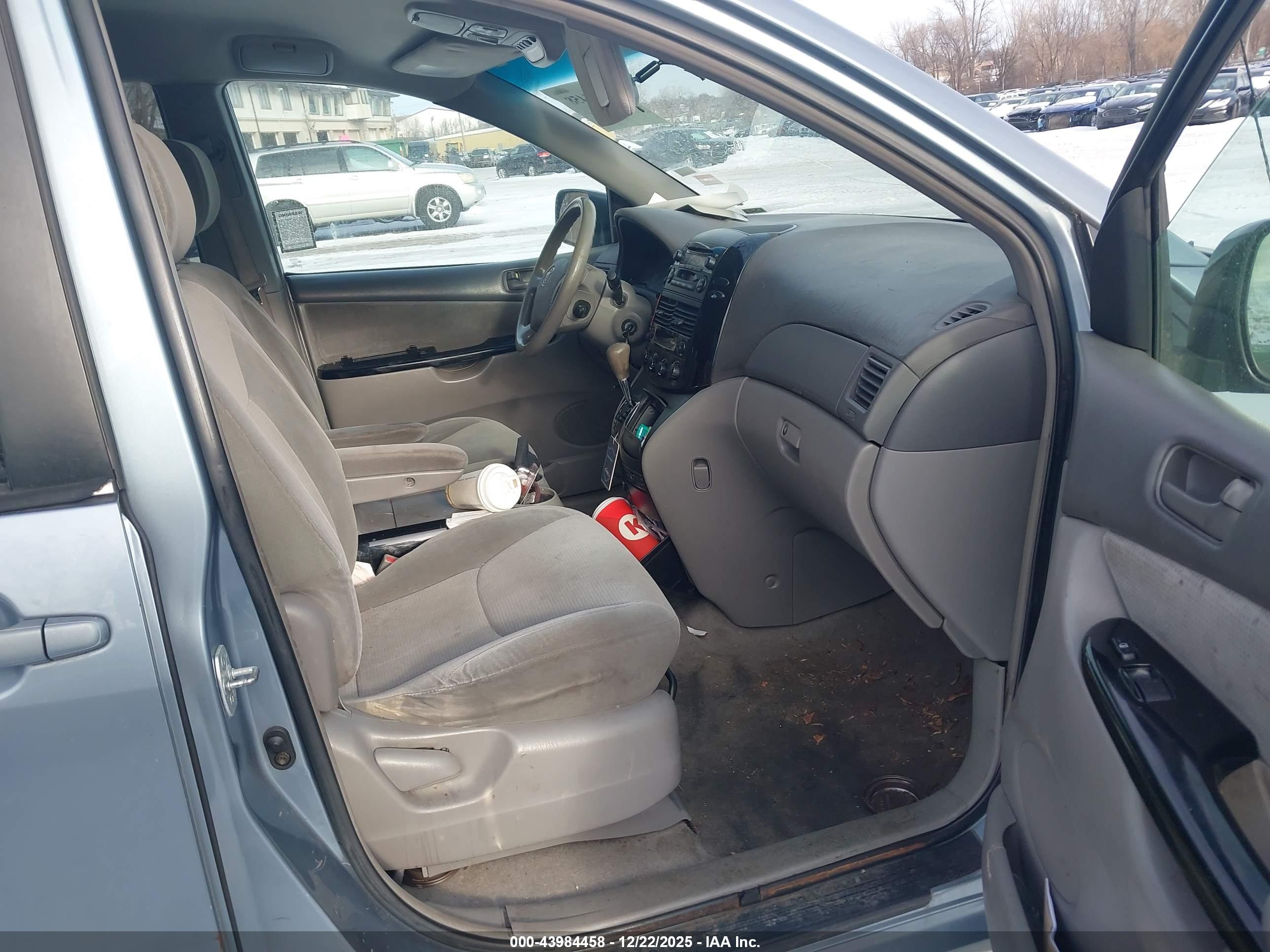 TOYOTA SIENNA image 5