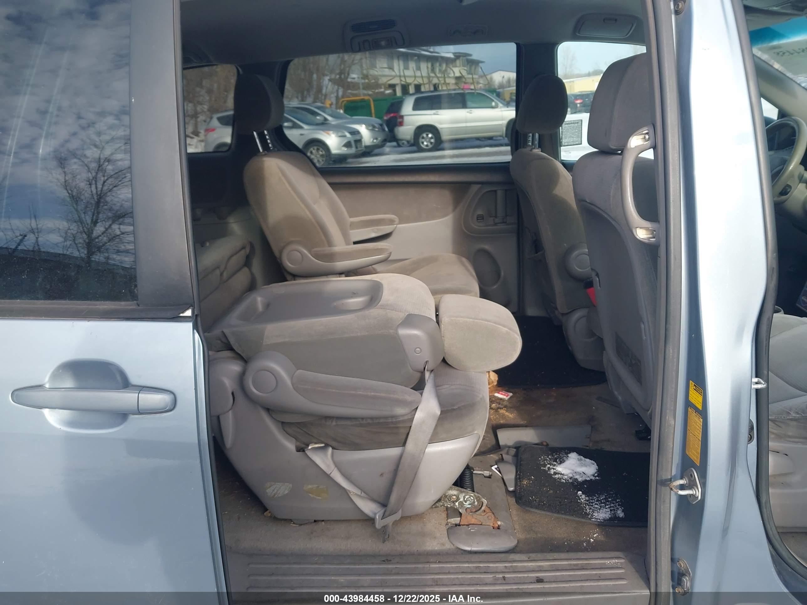 TOYOTA SIENNA image 8