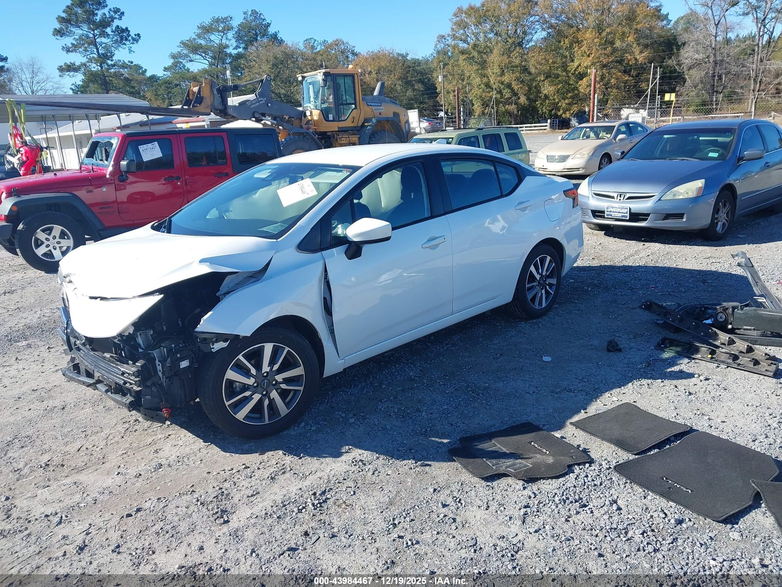 NISSAN VERSA image 2