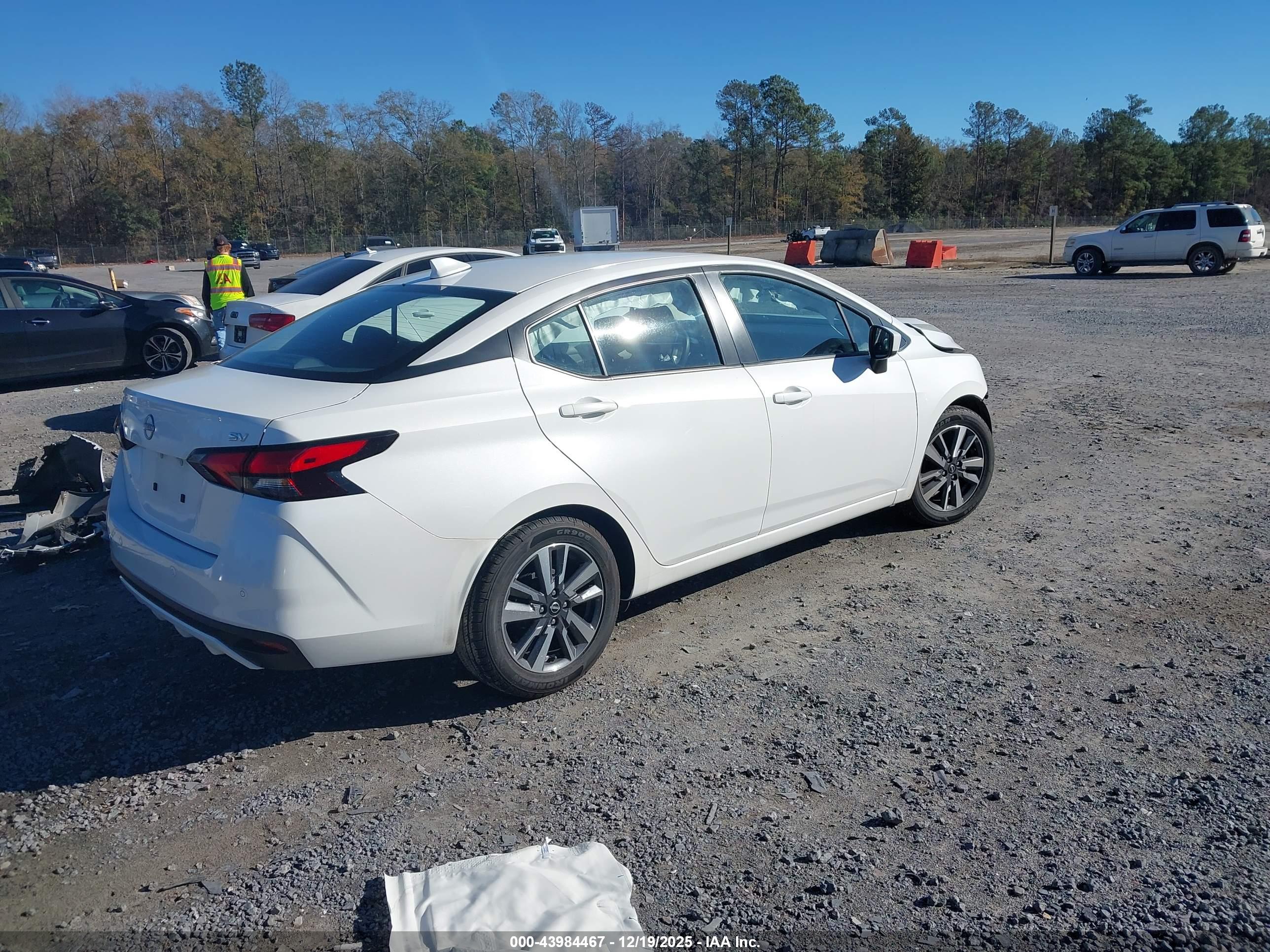 NISSAN VERSA image 4